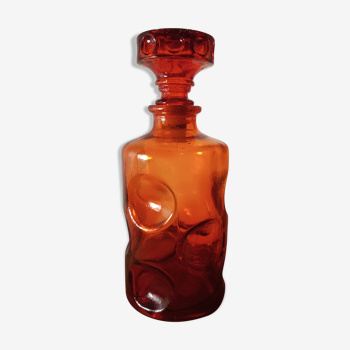 Carafe rouge au verre moulé avec bulles en creux