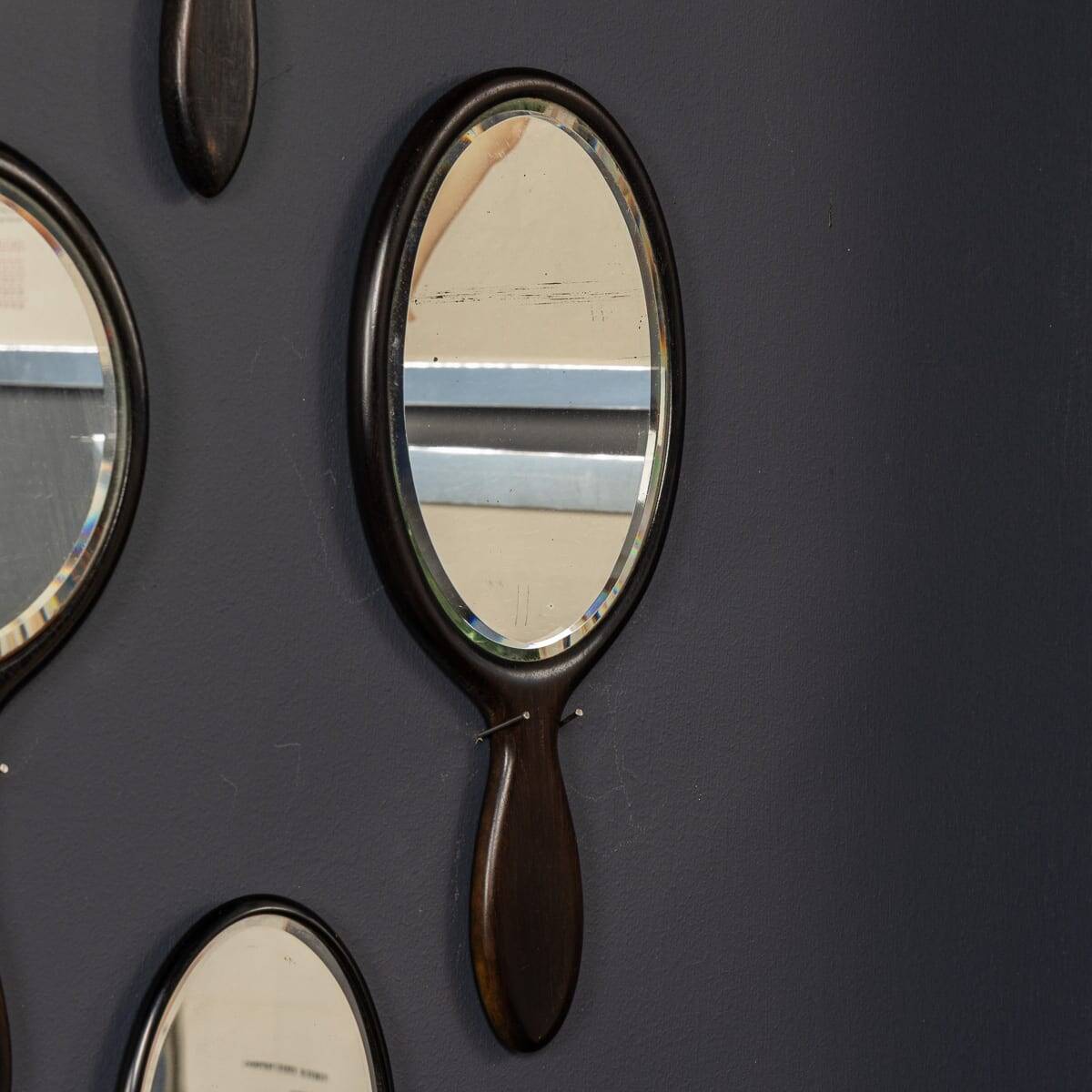 Collection antique du 19ème siècle de vingt-cinq miroirs à main en bois