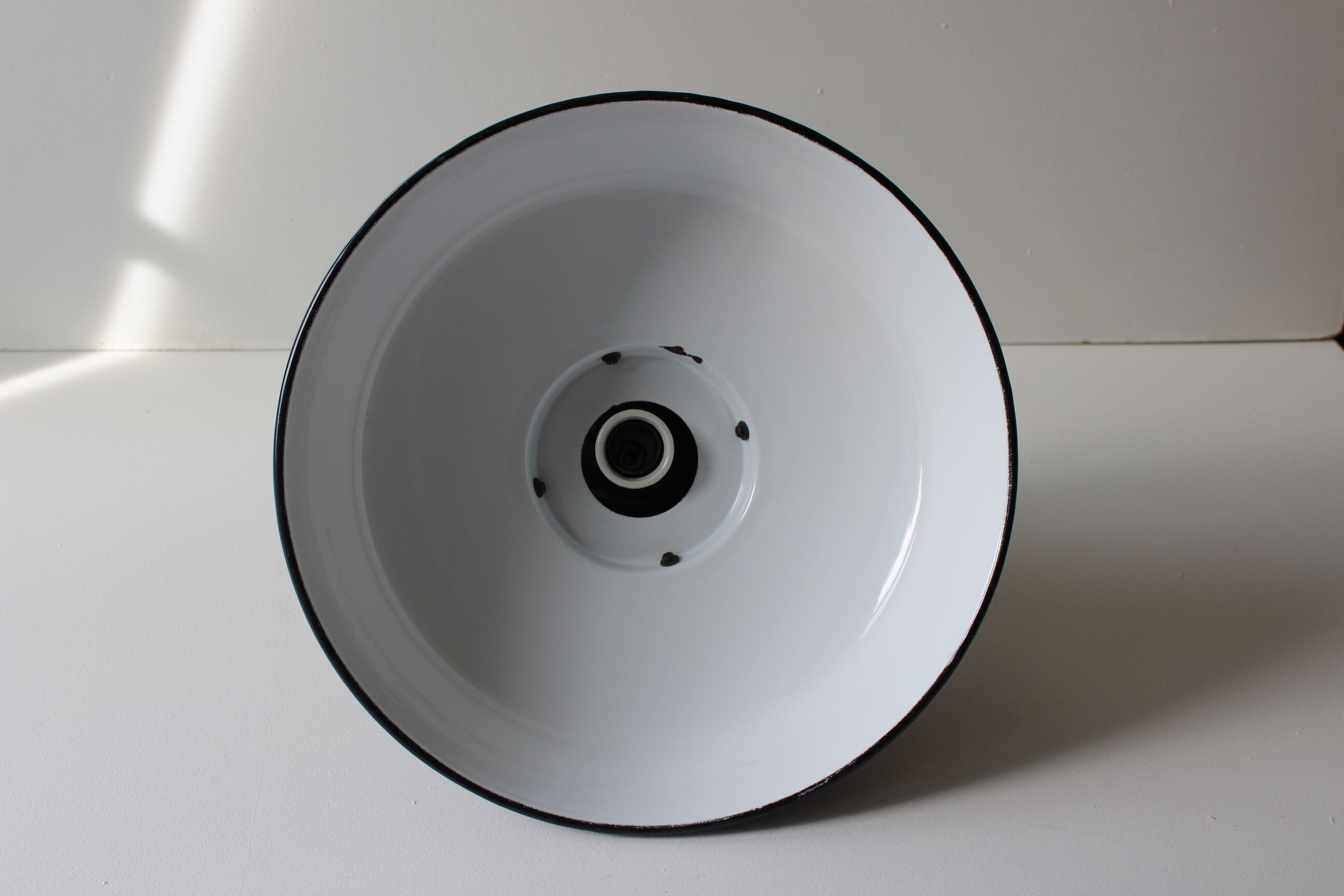 Suspension enamelled sheet metal type workshop lamp