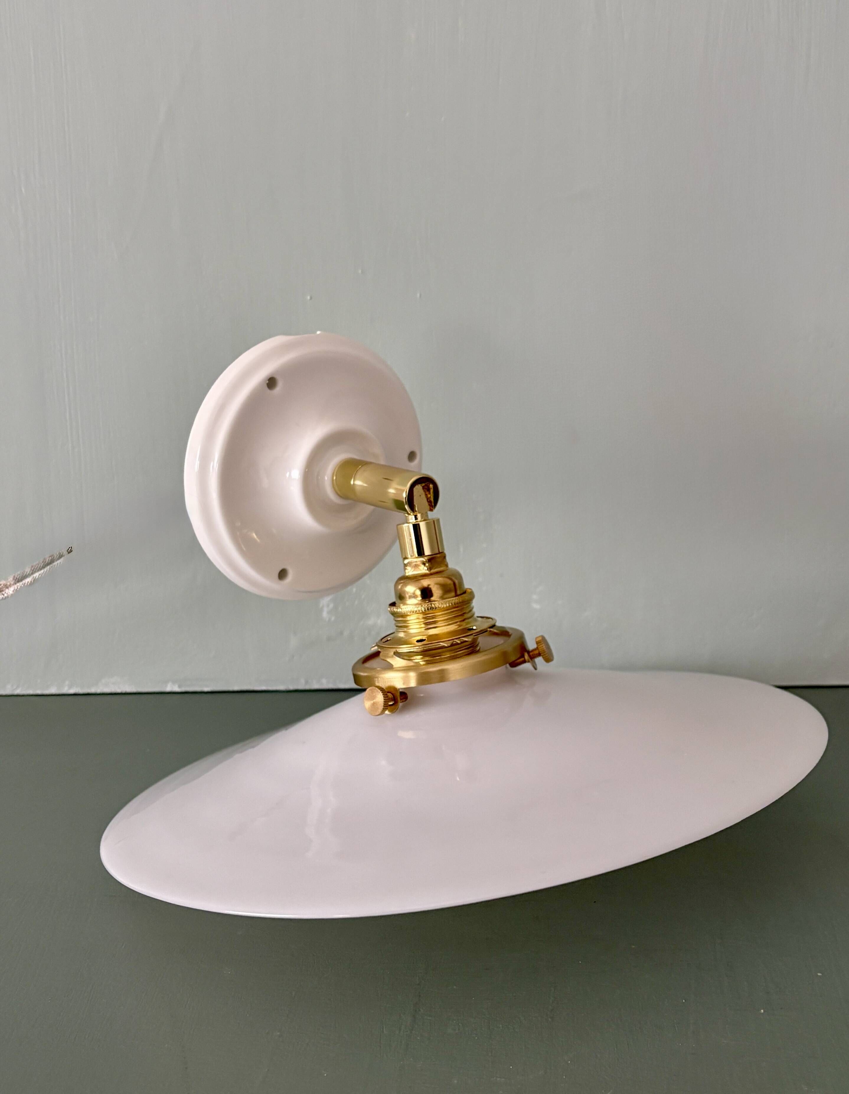 Applique abat-jour vintage en opaline blanche