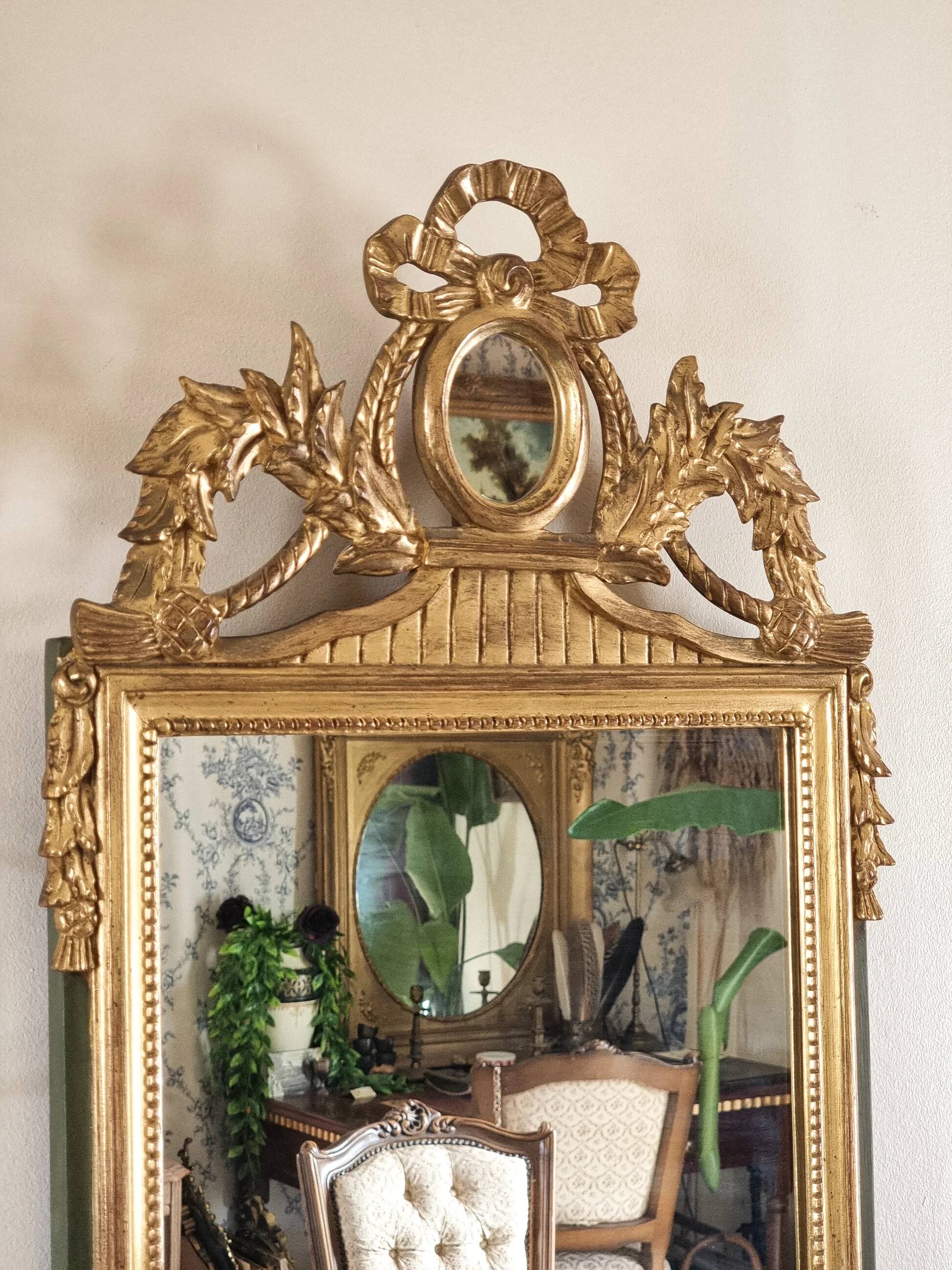 The Louis XVI - pediment mirror