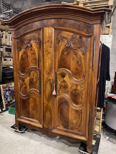 armoire noyer chapeau de gendarme