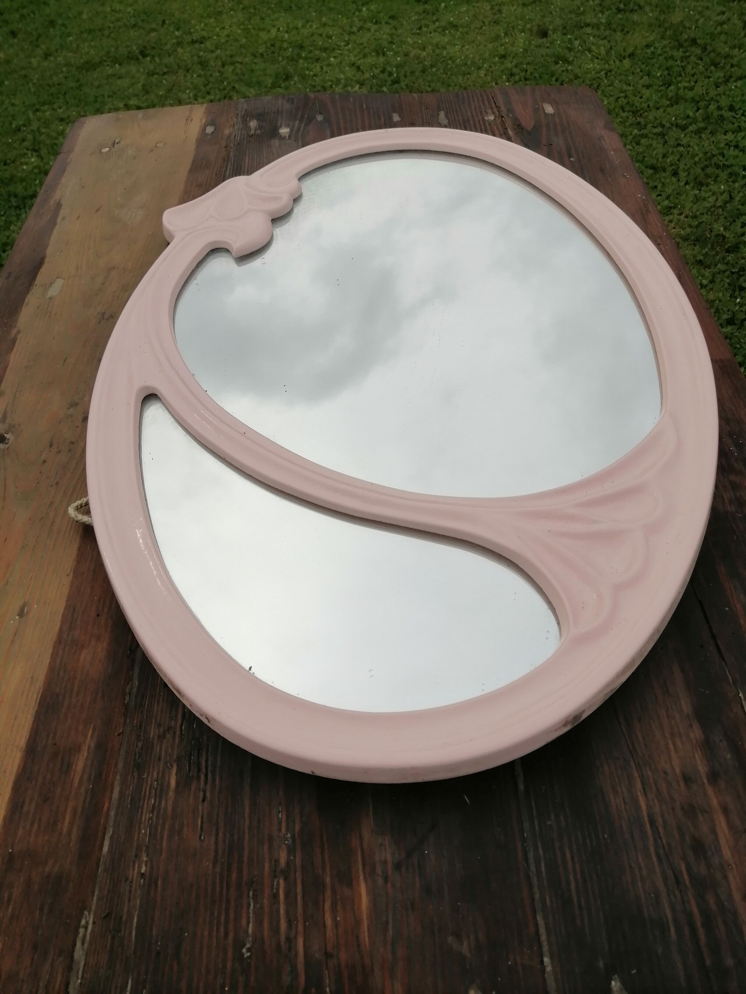 Oval mirror in pink cast iron layette