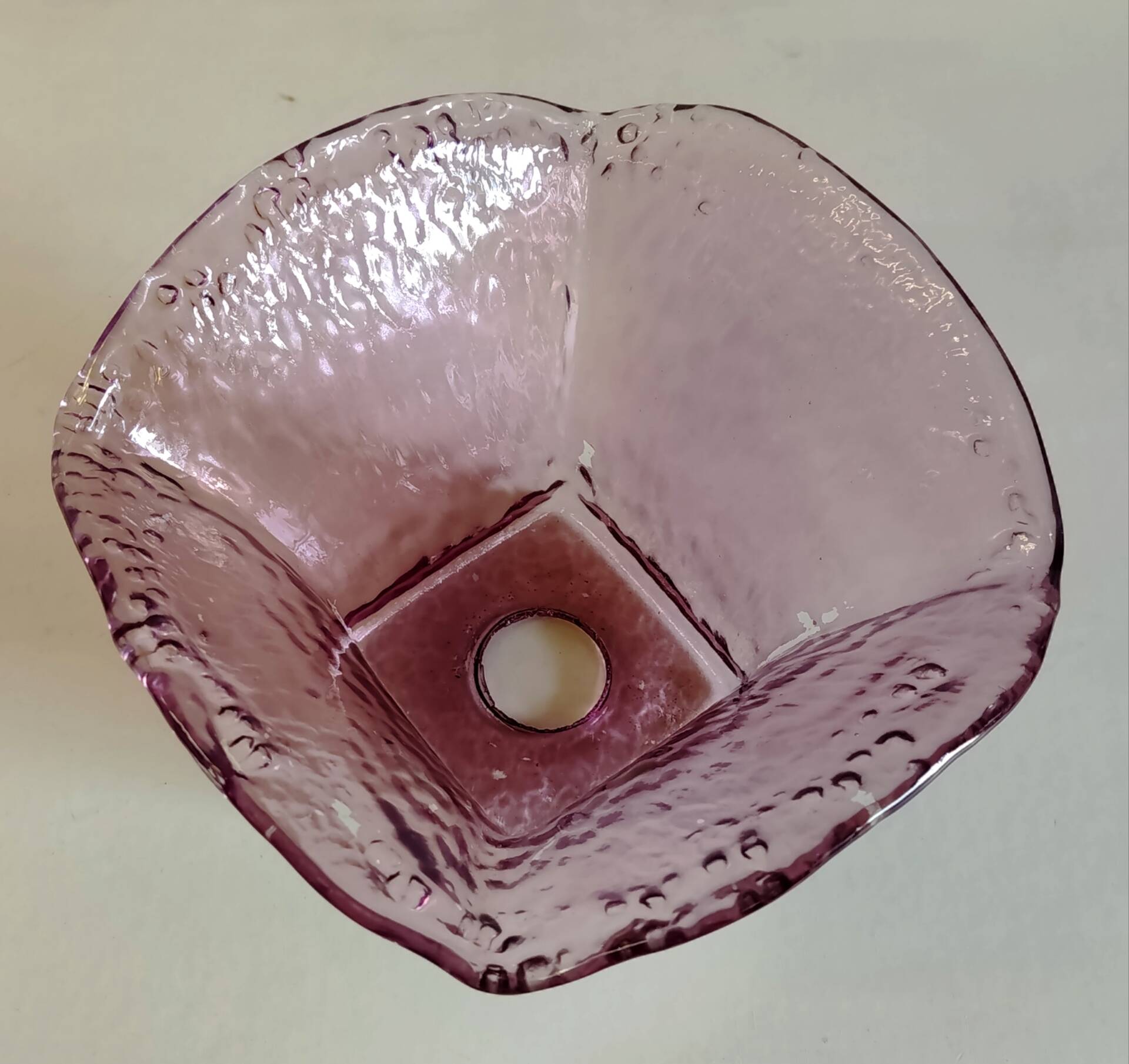 Abat-jour en verre moulé peint violet - design 70's