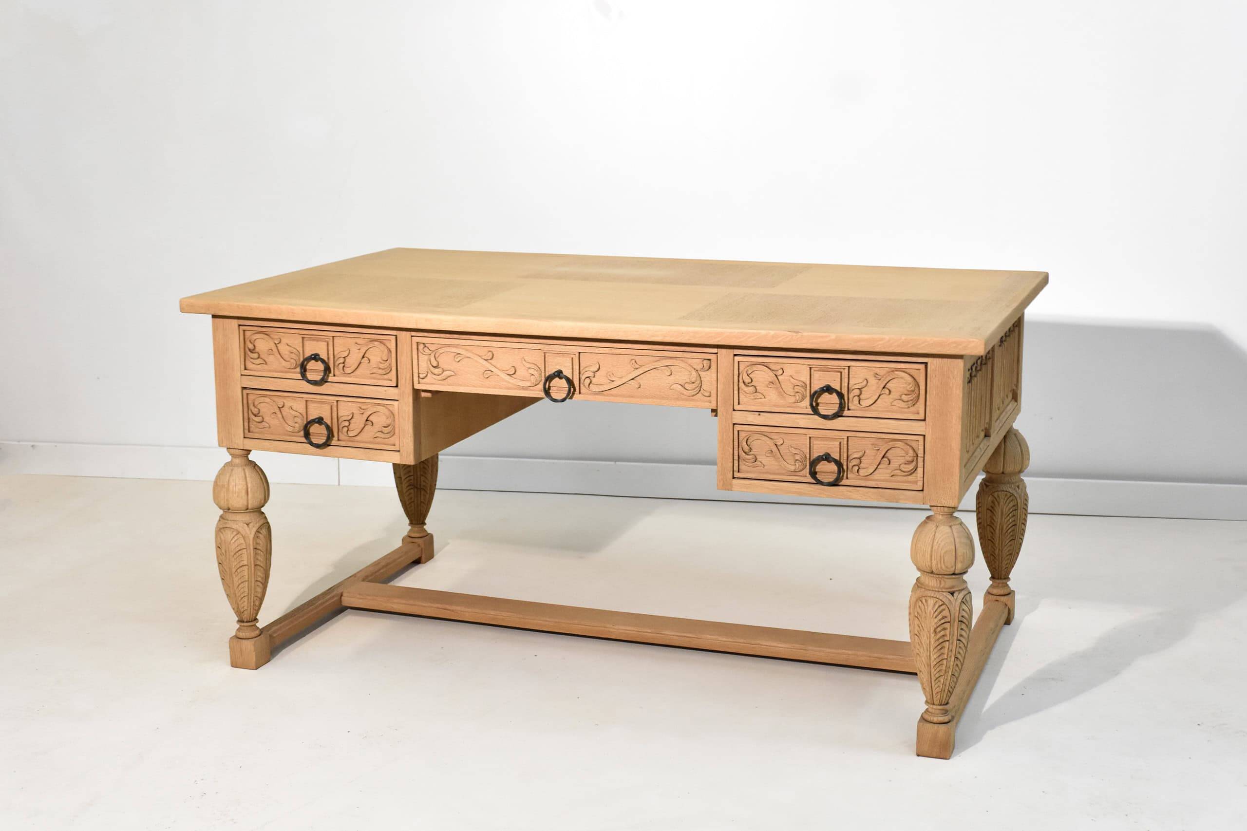 Bureau sculpté en chêne clair, style Renaissance