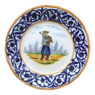 Plate HB Henriot Quimper "biniou player"