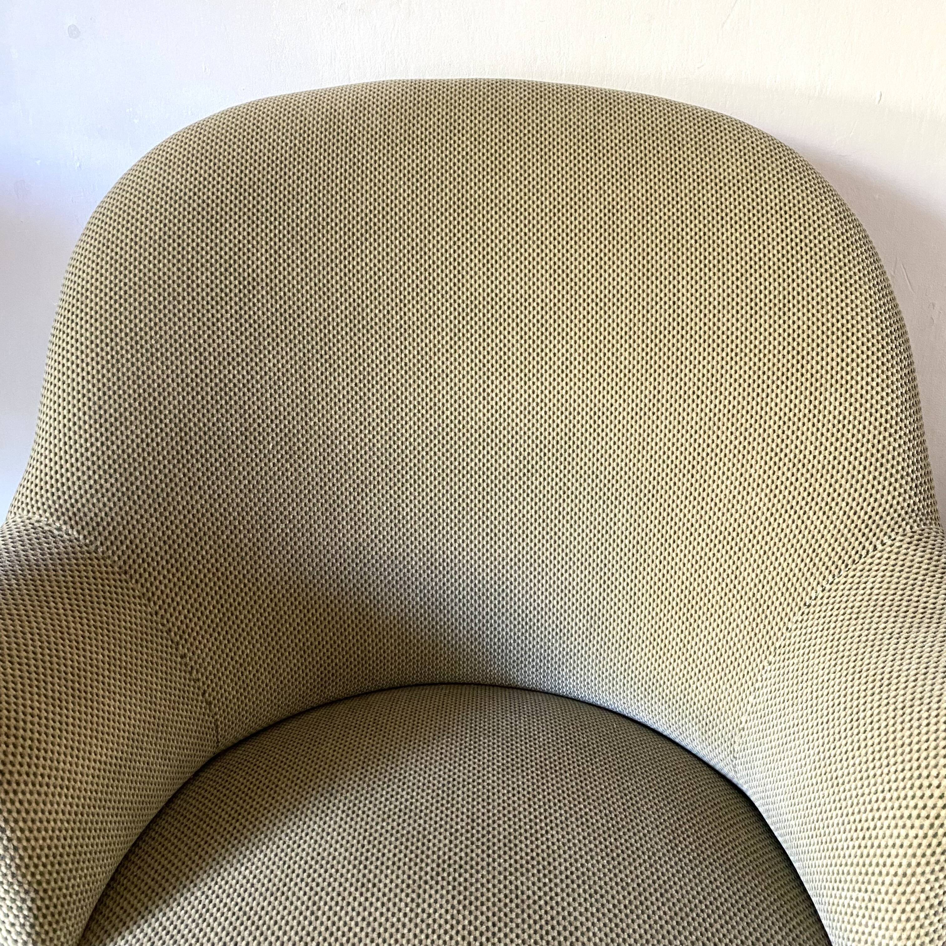 Velvet toad armchair like new