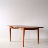 Extendable table with flaps