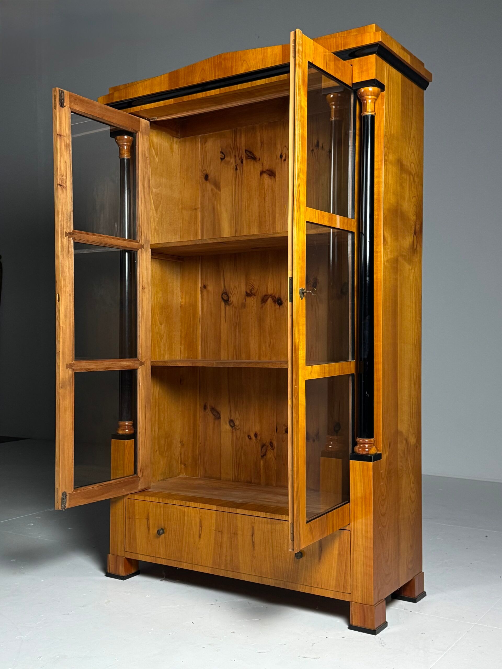 Vitrine Biedermeier allemande du 19e siècle
