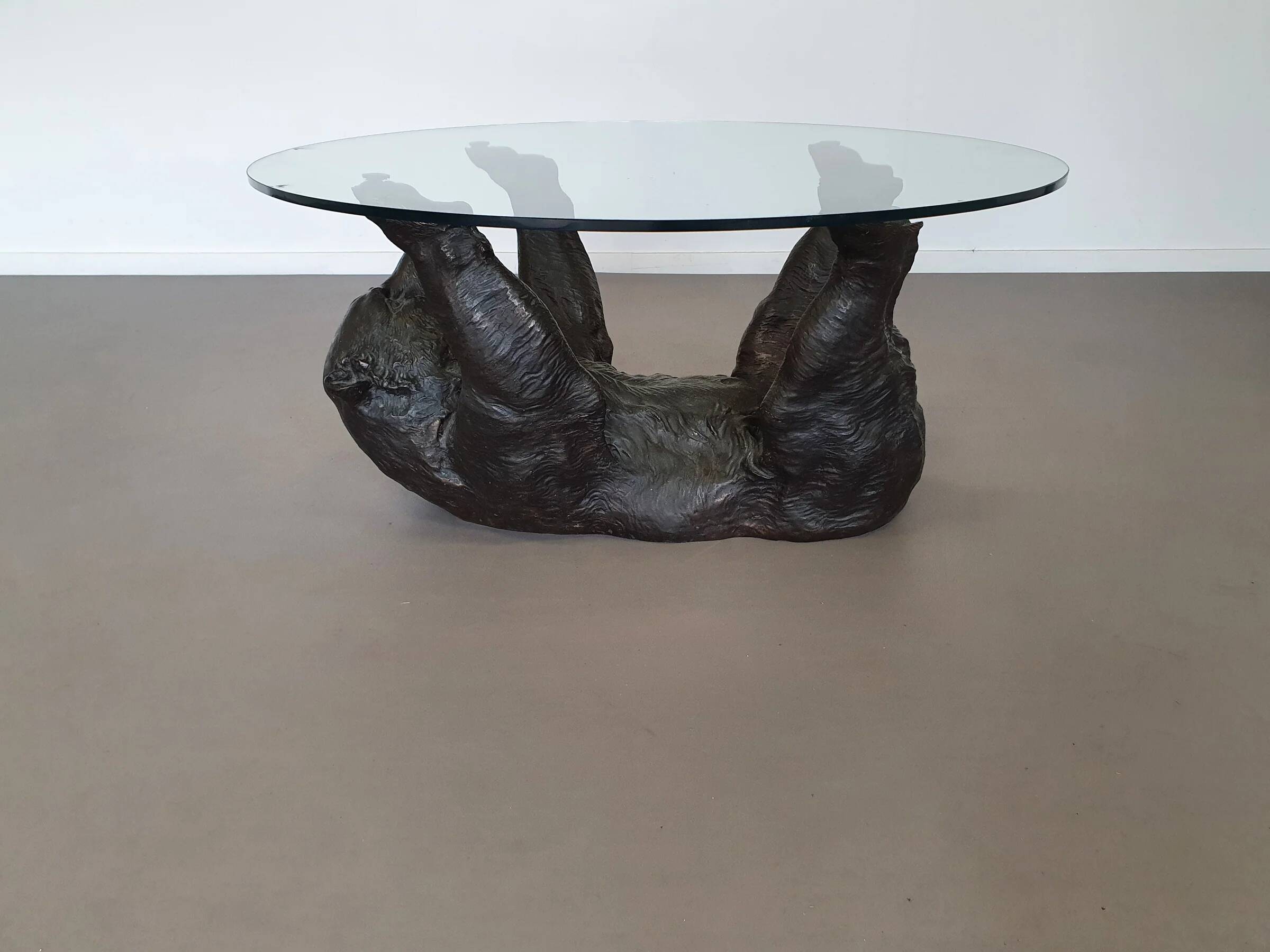 Cadre de table basse en bronze avec un ours finement détaillé.
