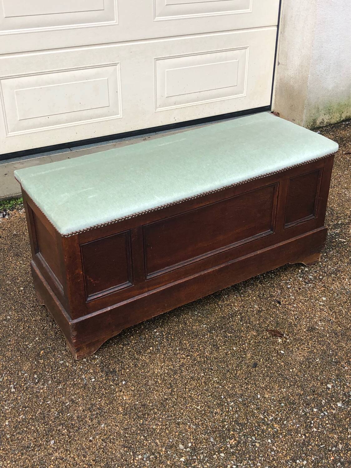 Coffre ancien en bois et tapisserie