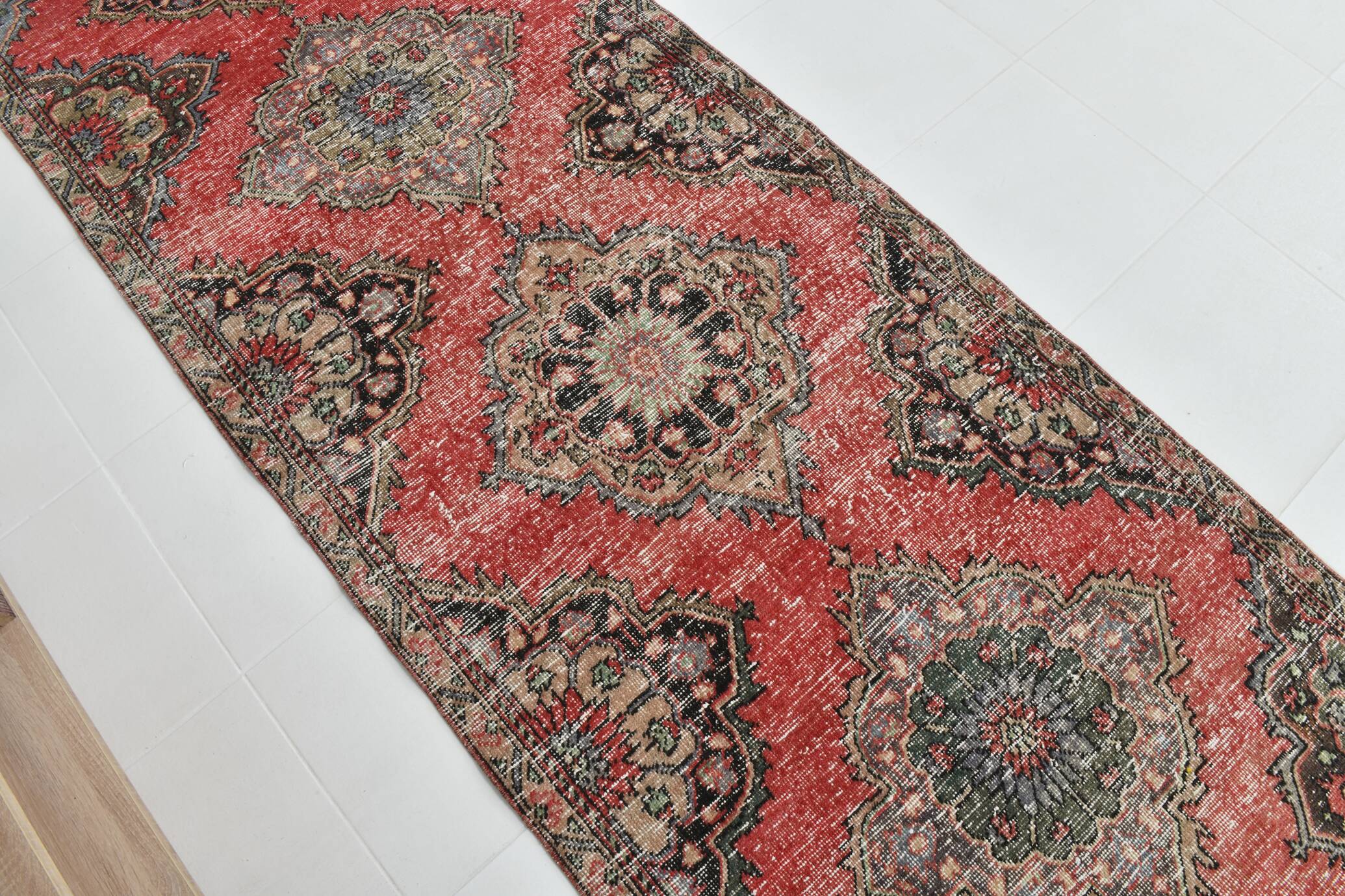 Classic Pattern Red & Green Vintage Runner Rug, 104x344Cm