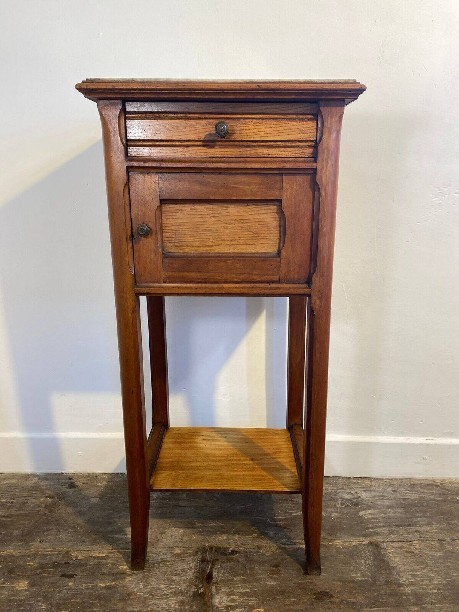 Meuble provincial en chêne, dessus de marbre, intérieur en céramique