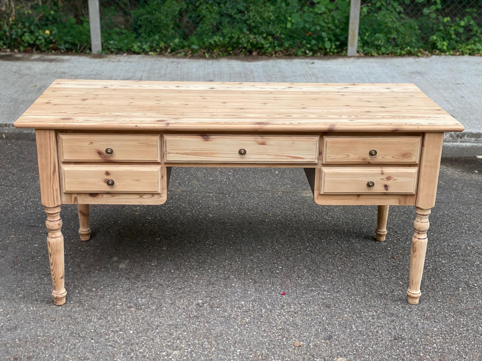 Scandinavian cocktail desk renovated in solid wood from the 90s.