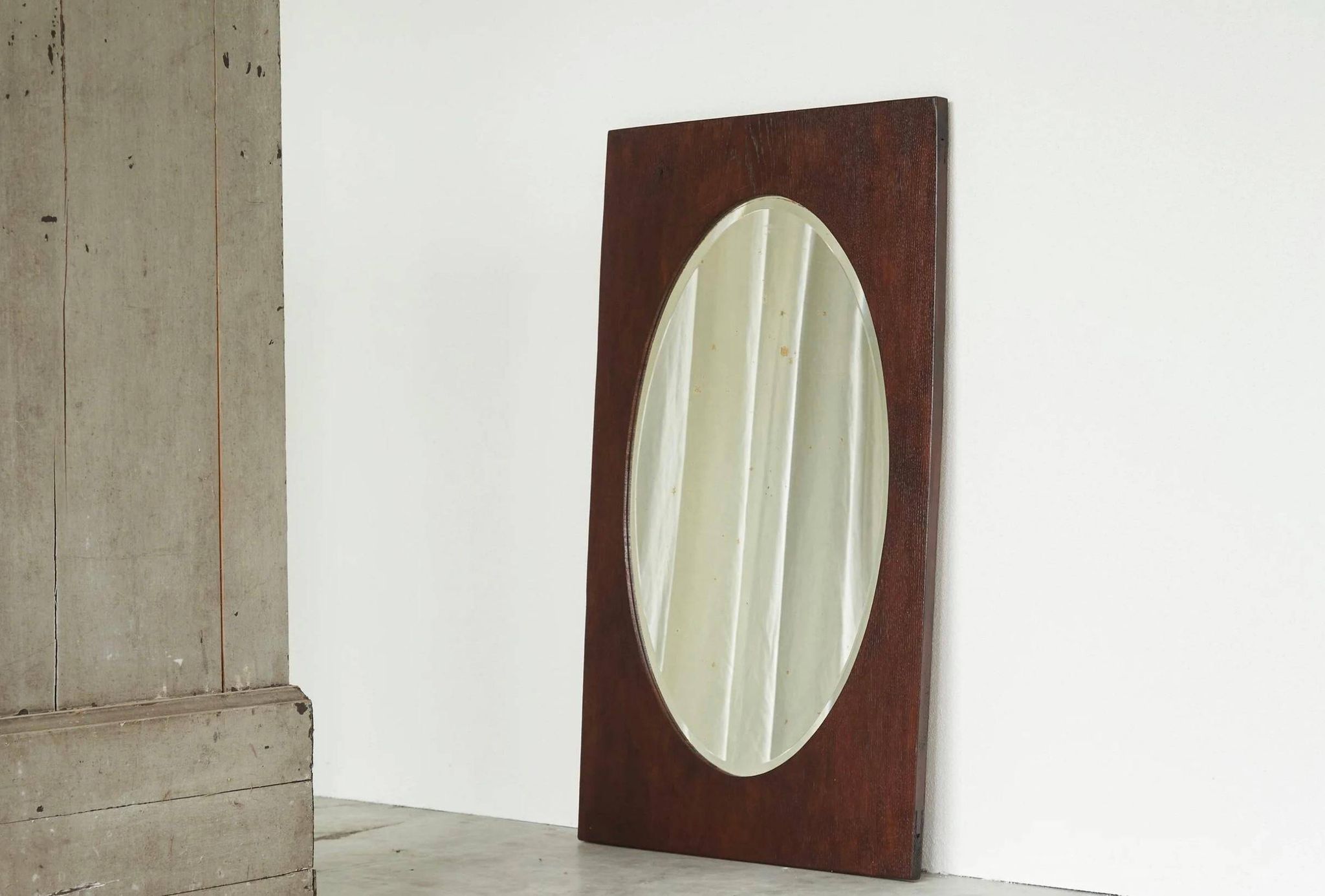 Miroir ovale facetté cadre rectangulaire chêne années 1920