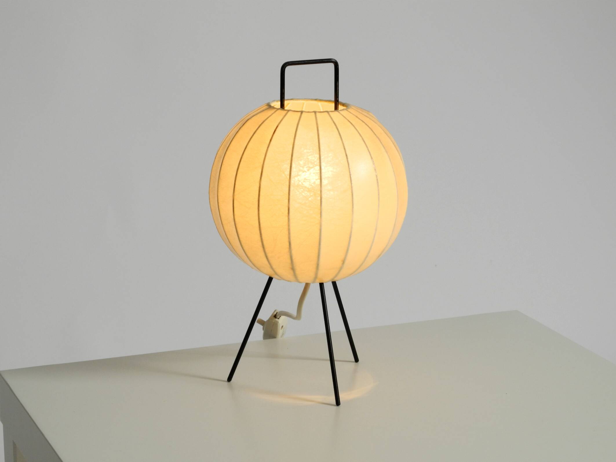 Very rare and beautiful Mid-Century Modern tripod Cocoon table lamp
