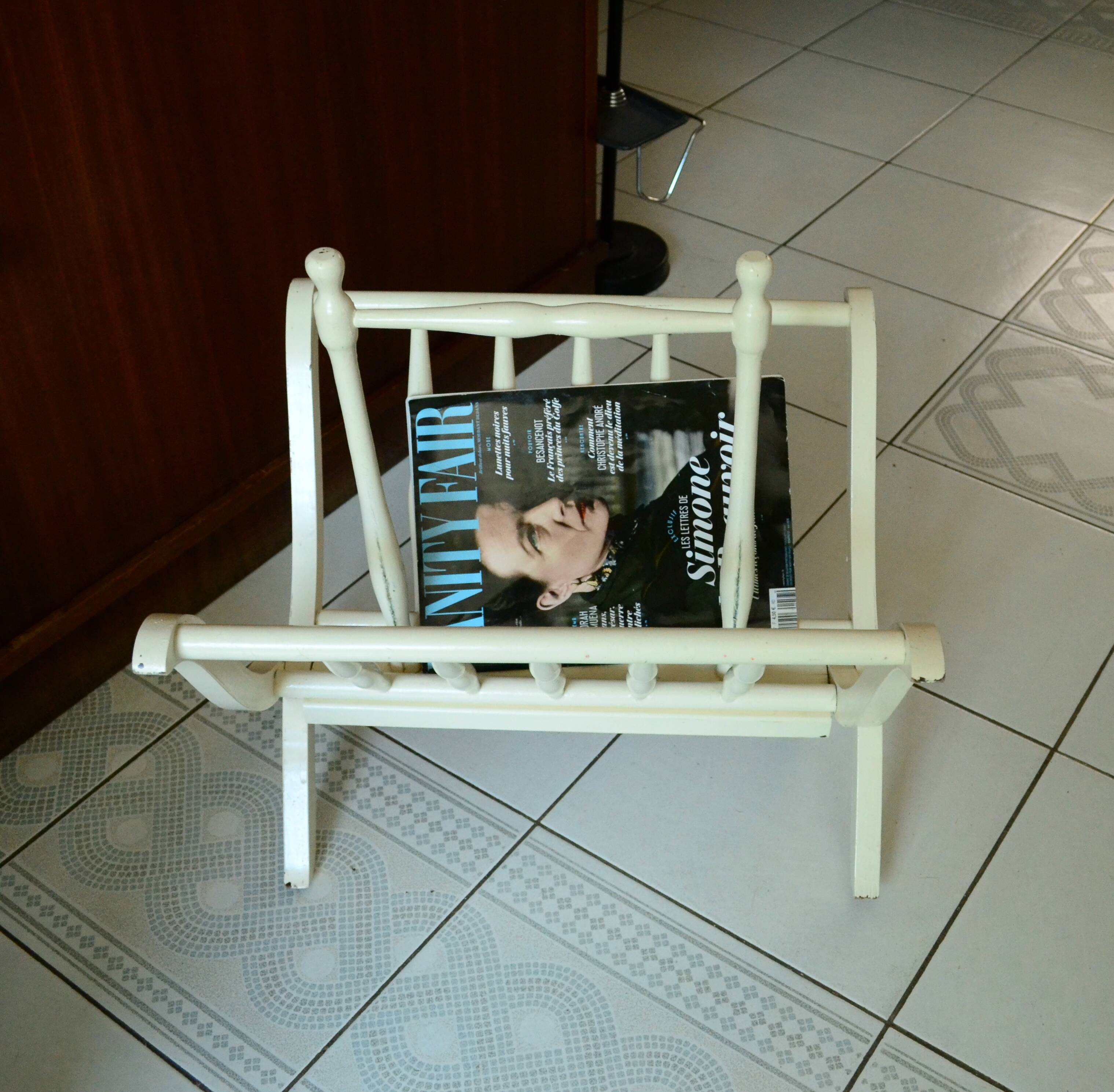 Folding magazine rack in vintage white wood