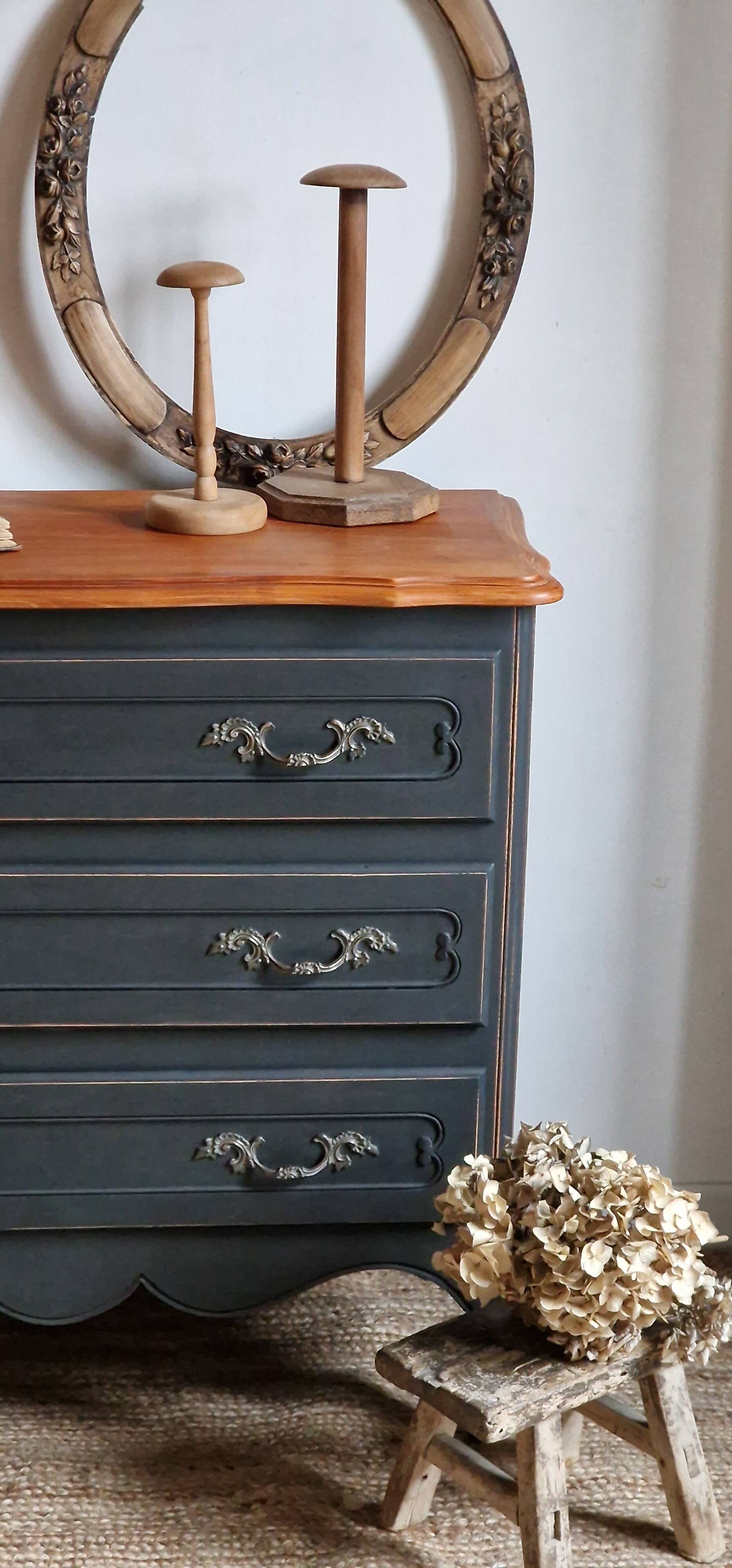 Antique chest of drawers
