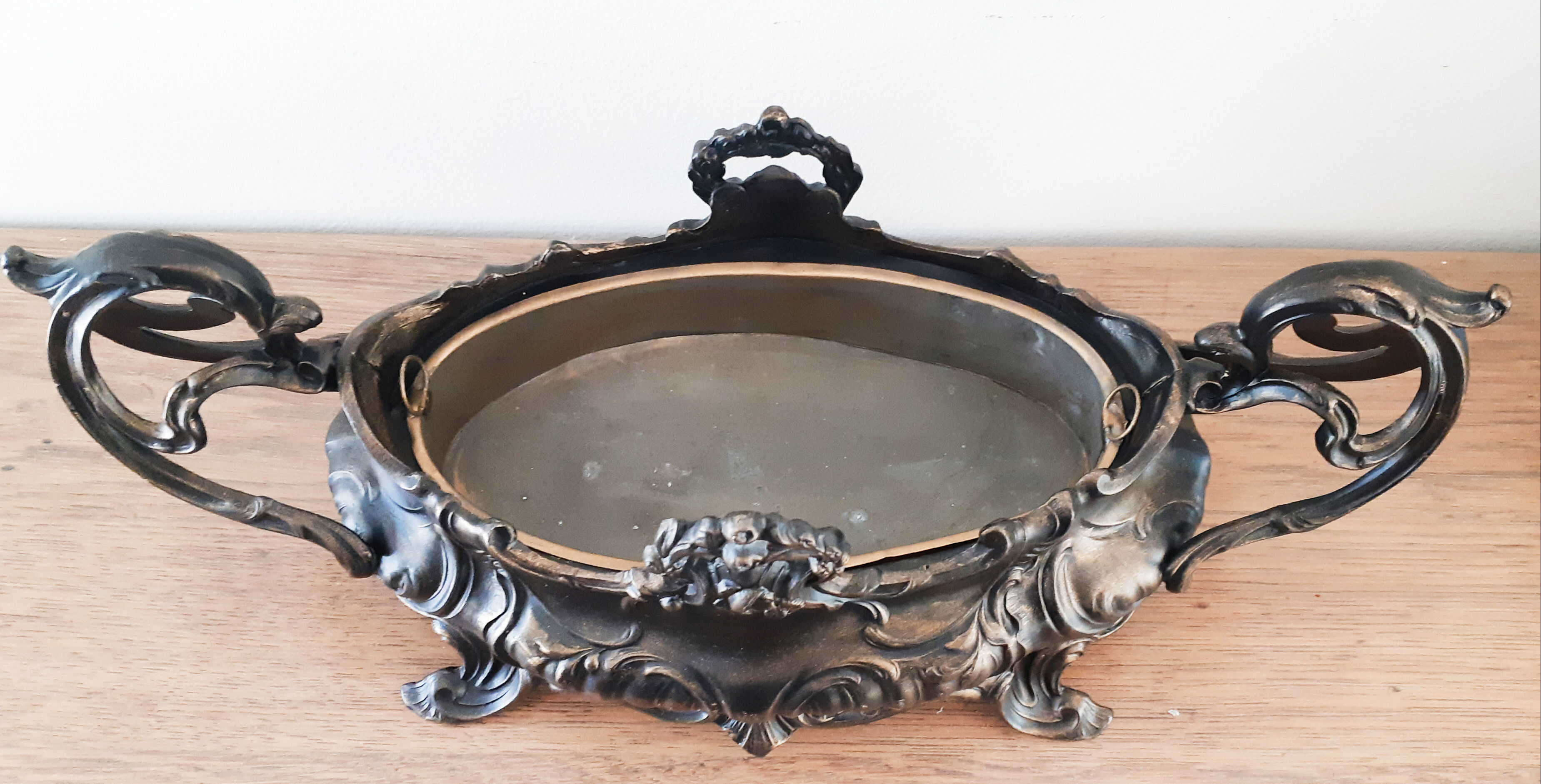 Restyled regulated planter