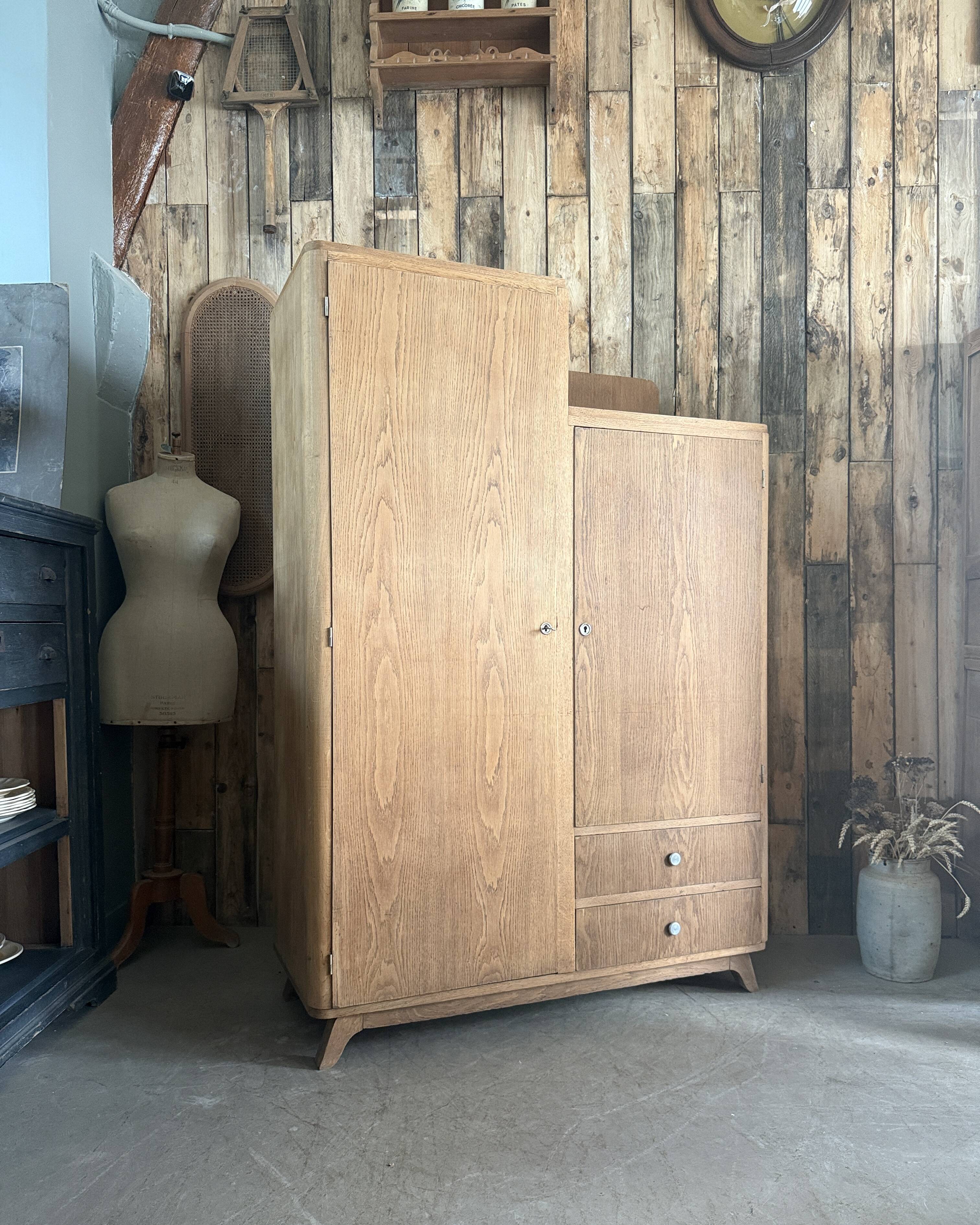 Armoire asymétrique art déco en chêne (restaurée)