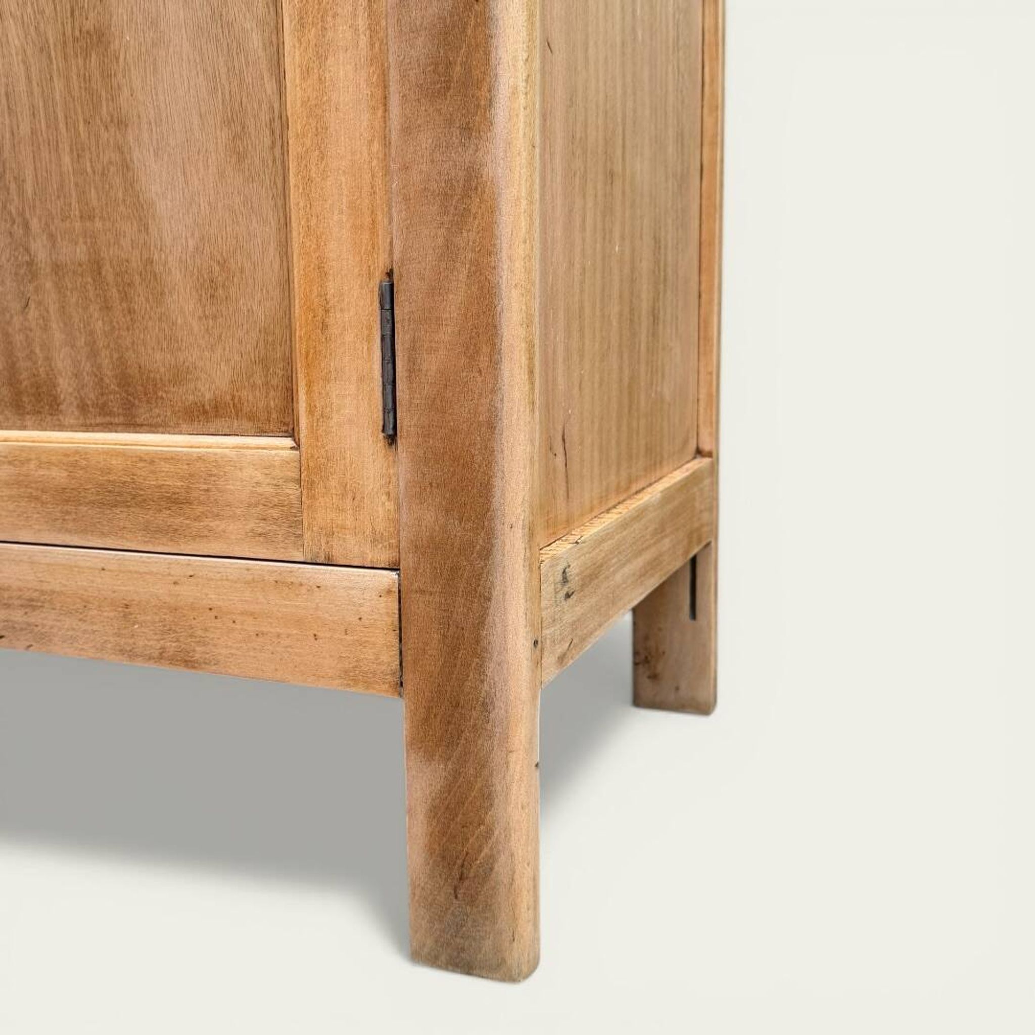 Armoire bonnetière parisienne bois brut 1950