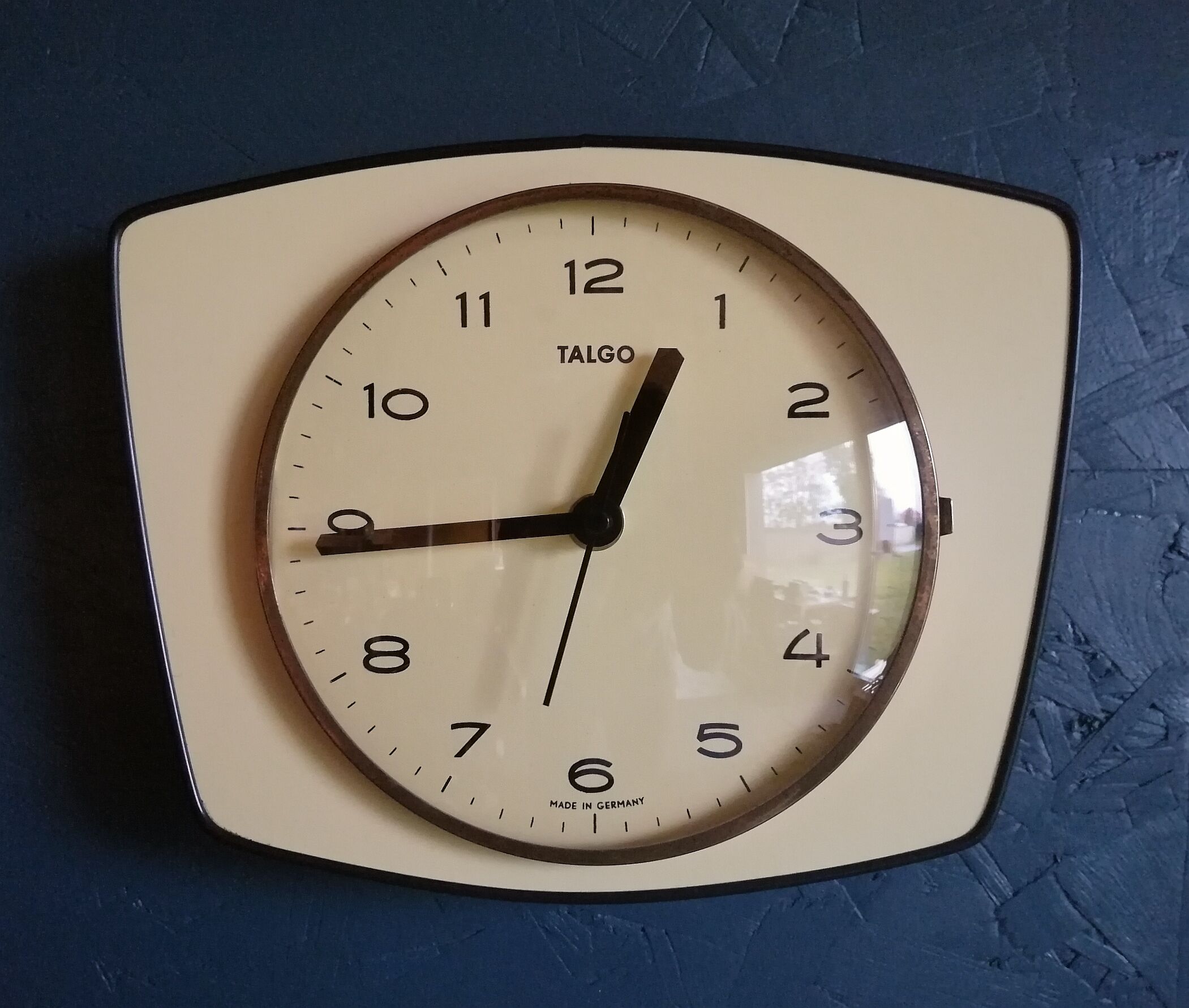 Vintage formica silent wall clock trapeze "Pale yellow Talgo"