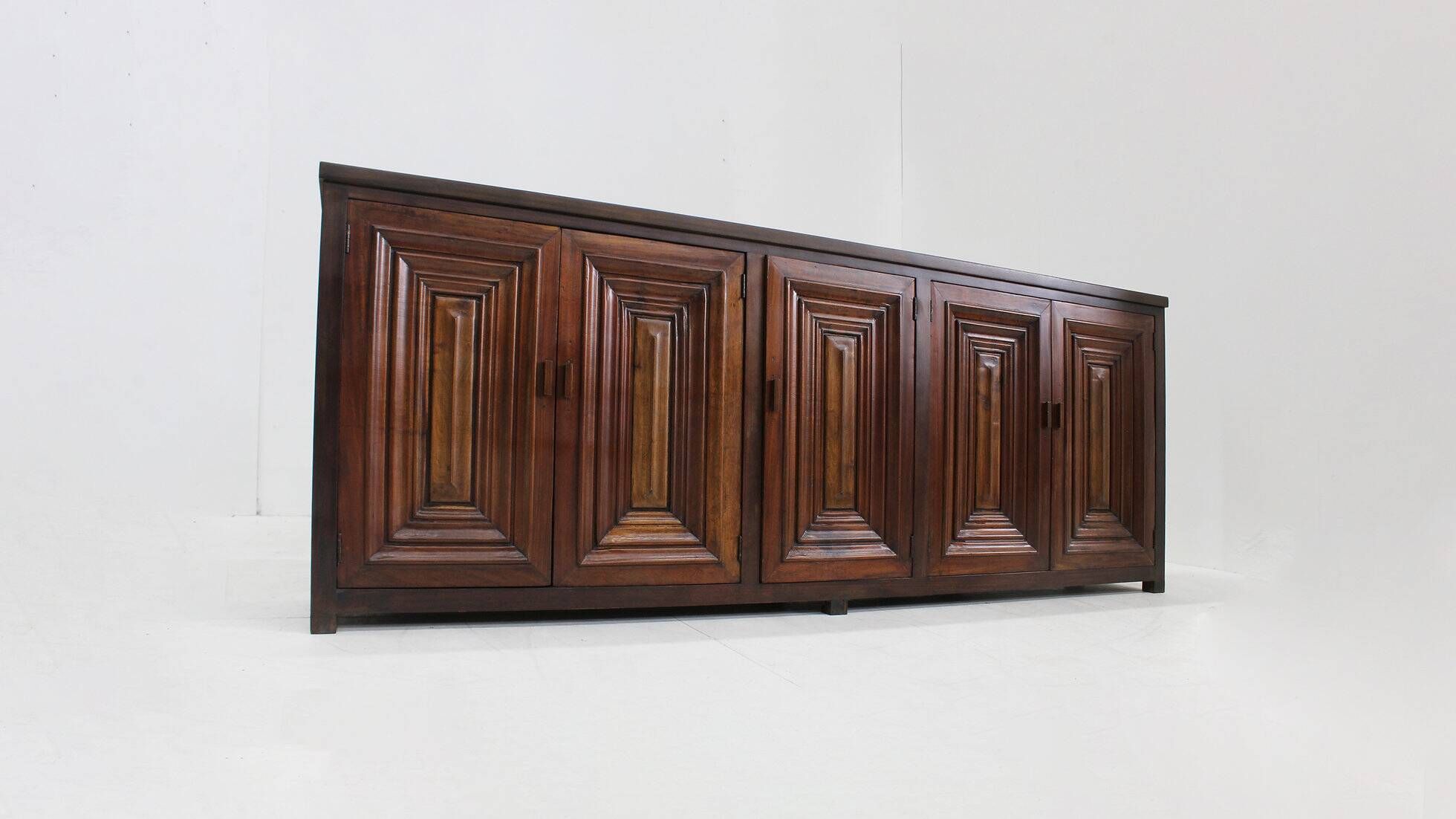 Buffet brutaliste espagnol en bois massif sculpté