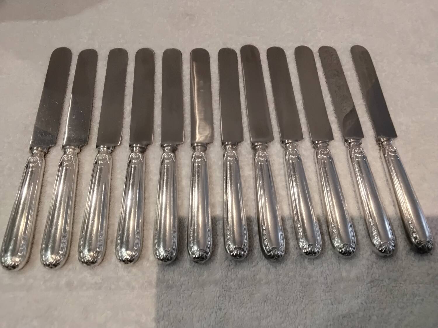 12 silver-plated Empire style table knives 25.3cm