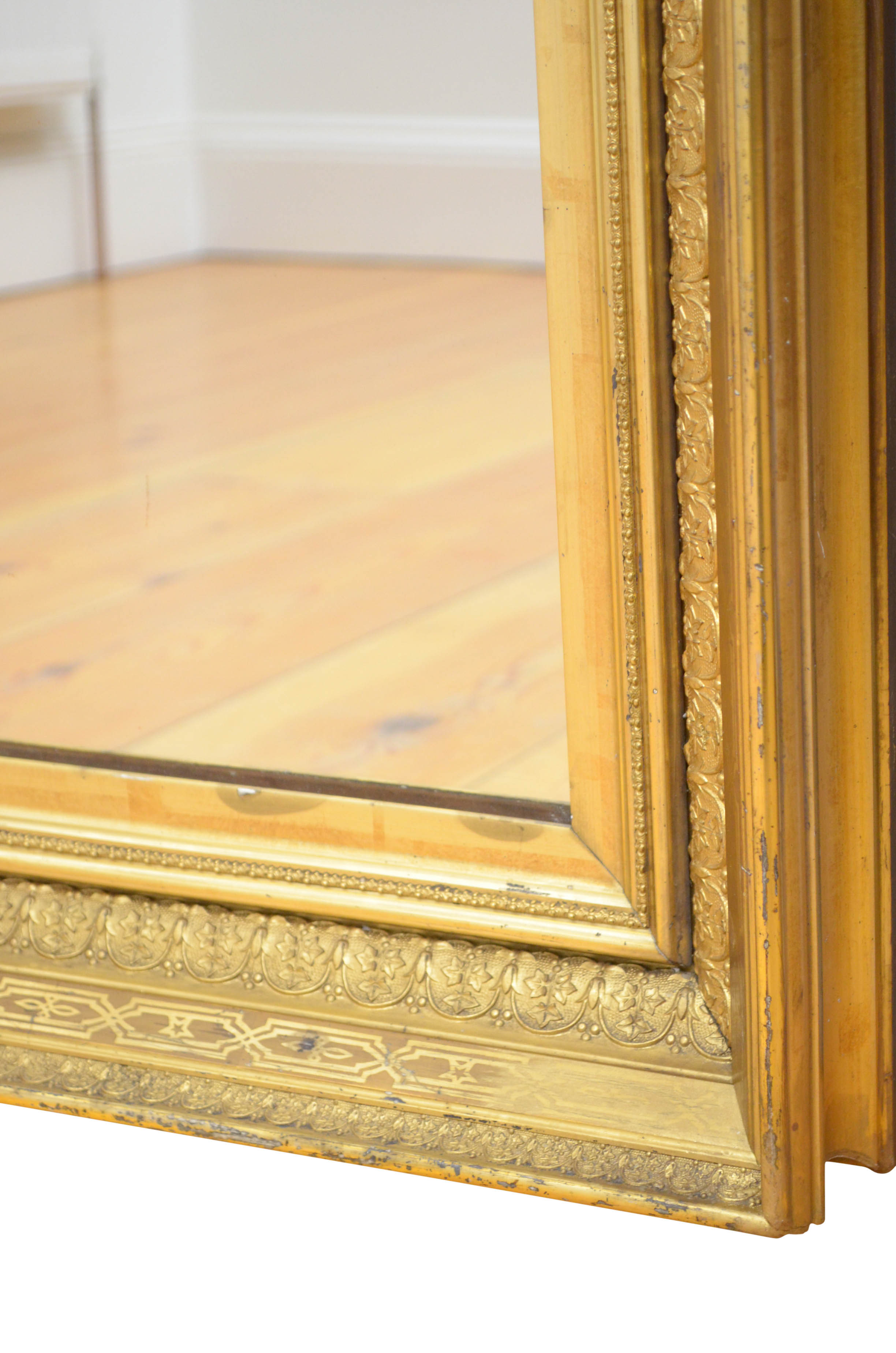 Miroir mural en bois doré français - 86x105cm