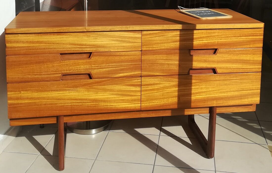 Dresser Uniflex by  Hoffstead