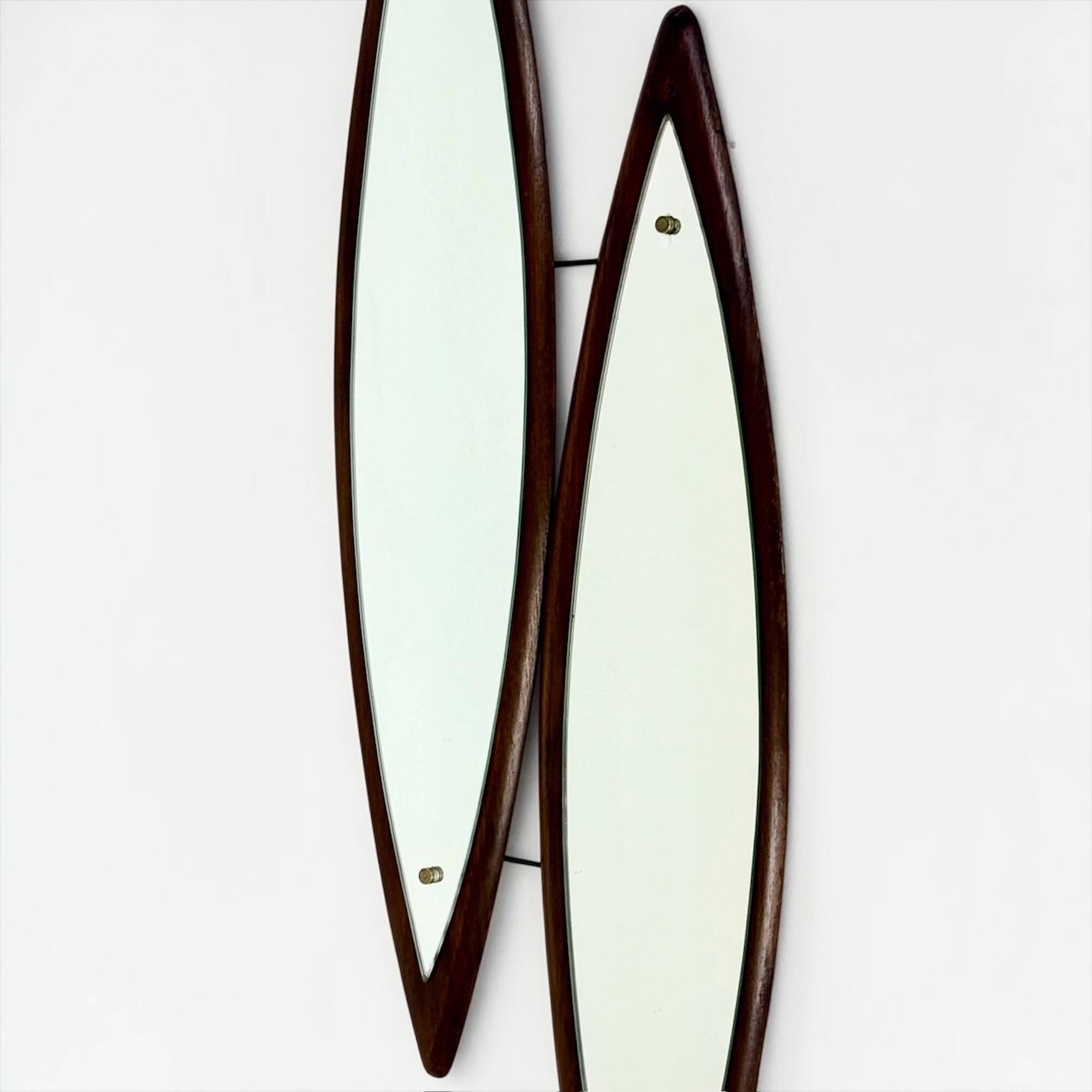 Italian sculptural wall mirror in wood from the 1960s.