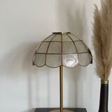 Lampe à poser avec un abat-jour en nacres bi-color et un pied en laiton