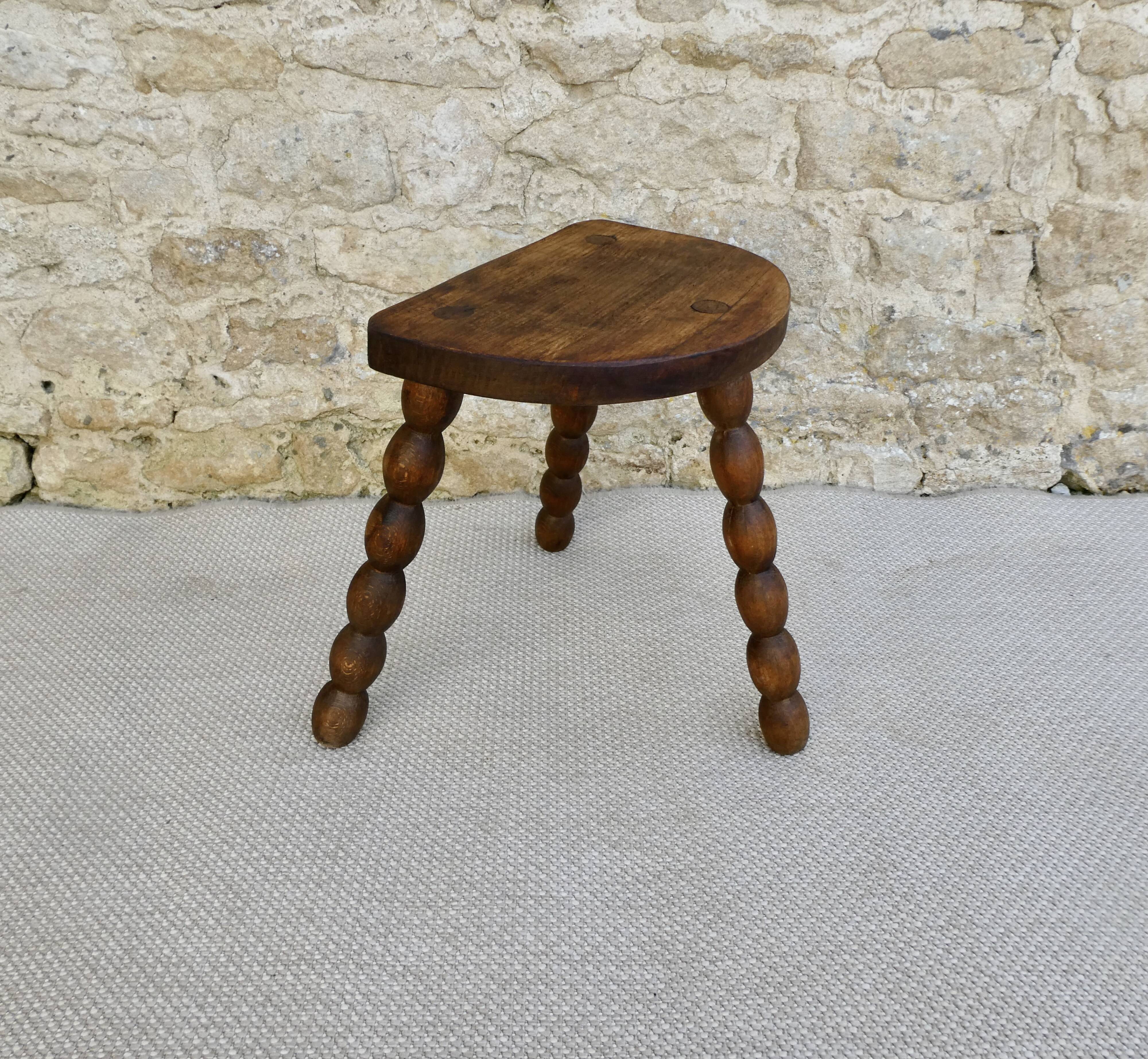 Tabouret tripode en bois massif, dit de vacher