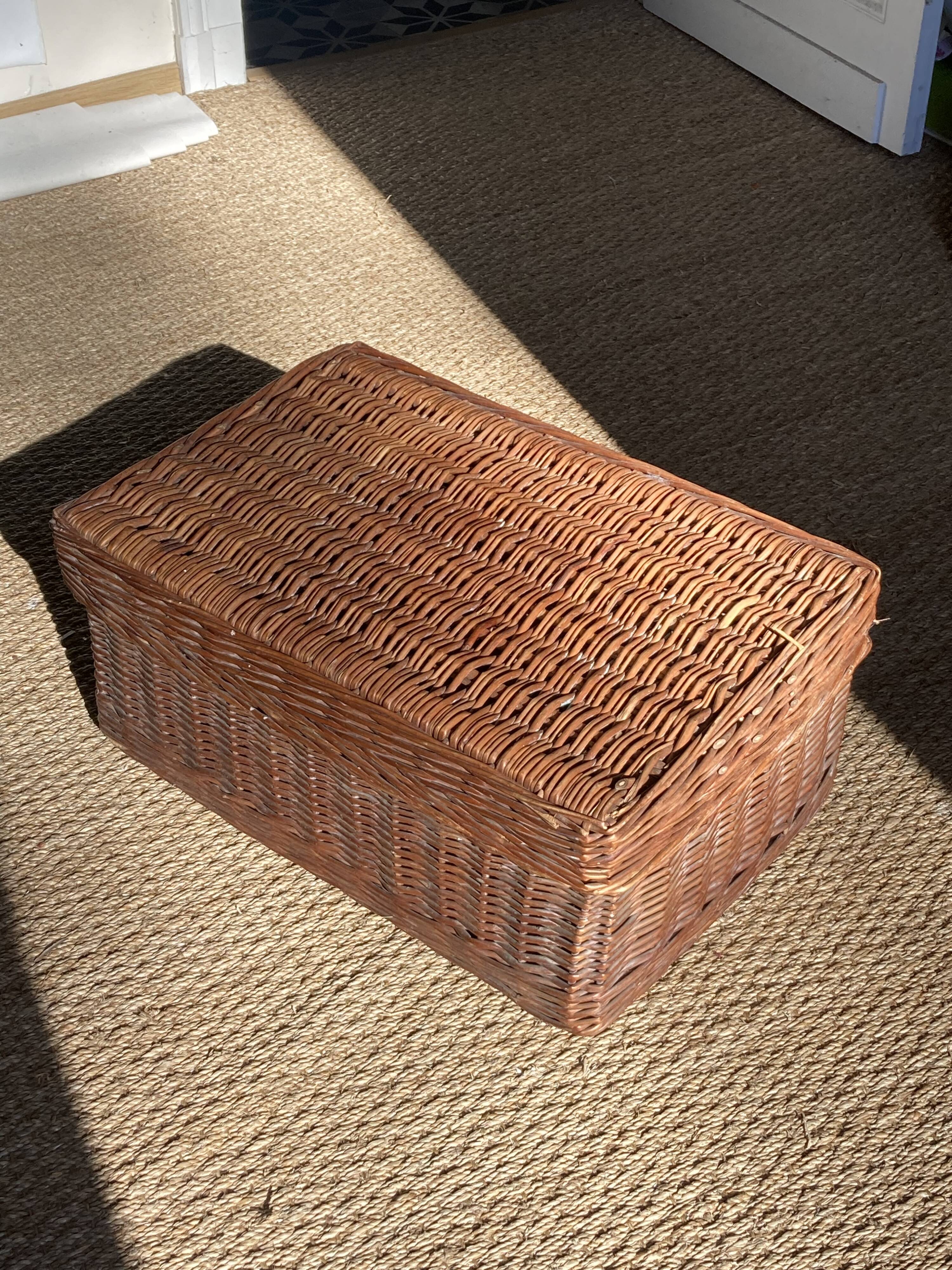 Malle en osier ancienne tressée vintage