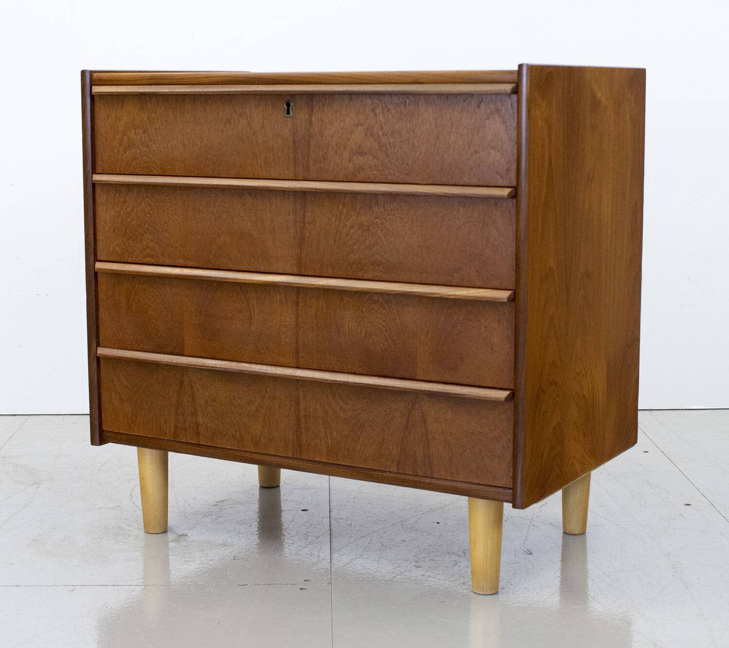 Commode danoise en teck par Hanbjerg, années 1960