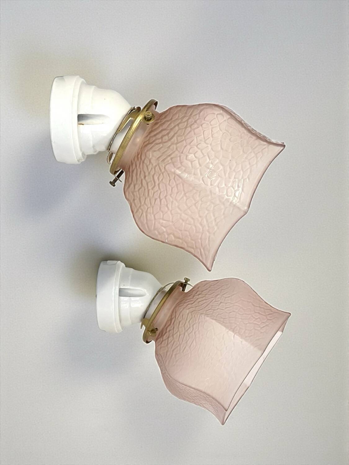 Paire d’appliques porcelaine et tulipes verre rose art-déco