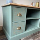 Low green and gold storage unit