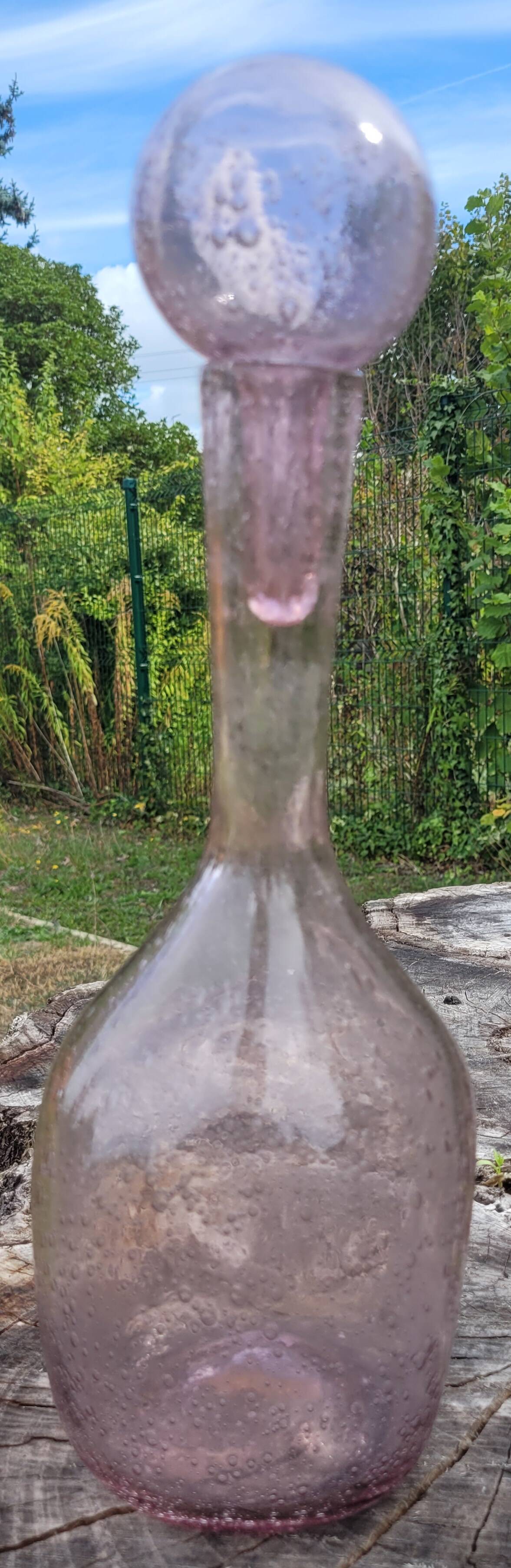 Bouteille en verre soufflé bullé, style verrerie Biot.