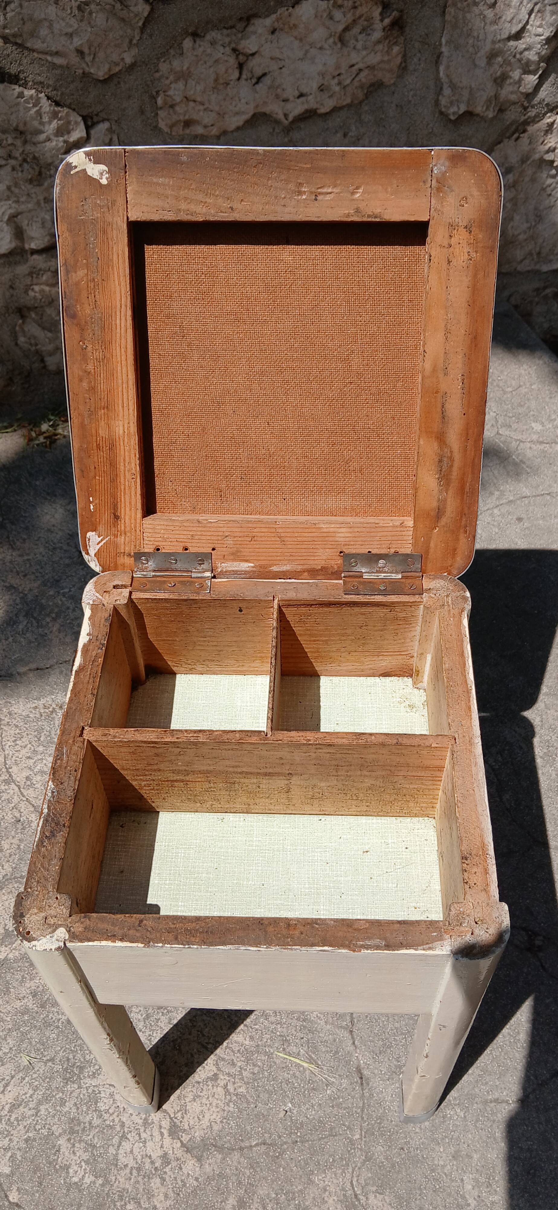 Shoe polish stool with round top and aluminum legs.