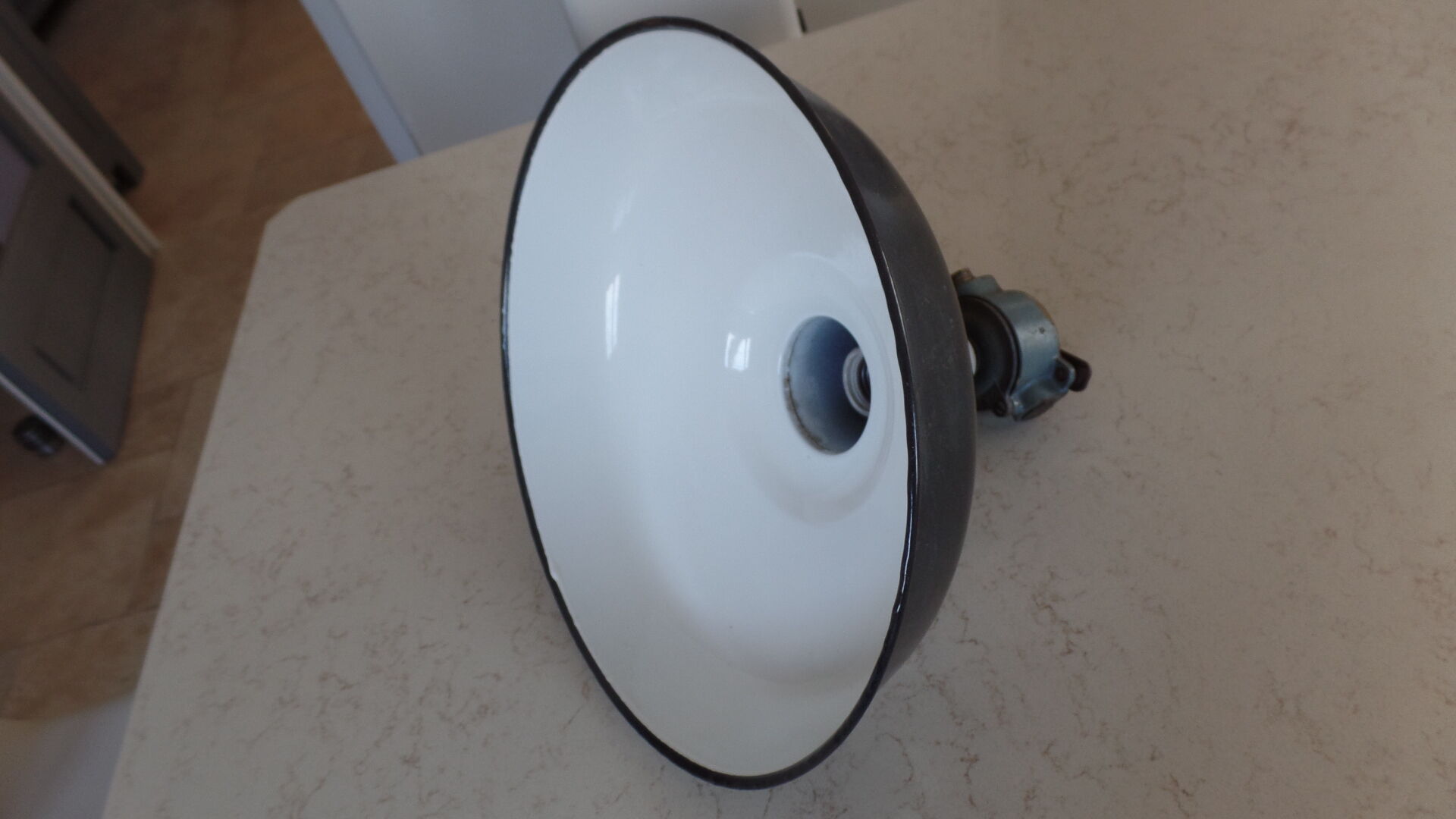 Suspension industrielle en tôle émaillée blanche et noire