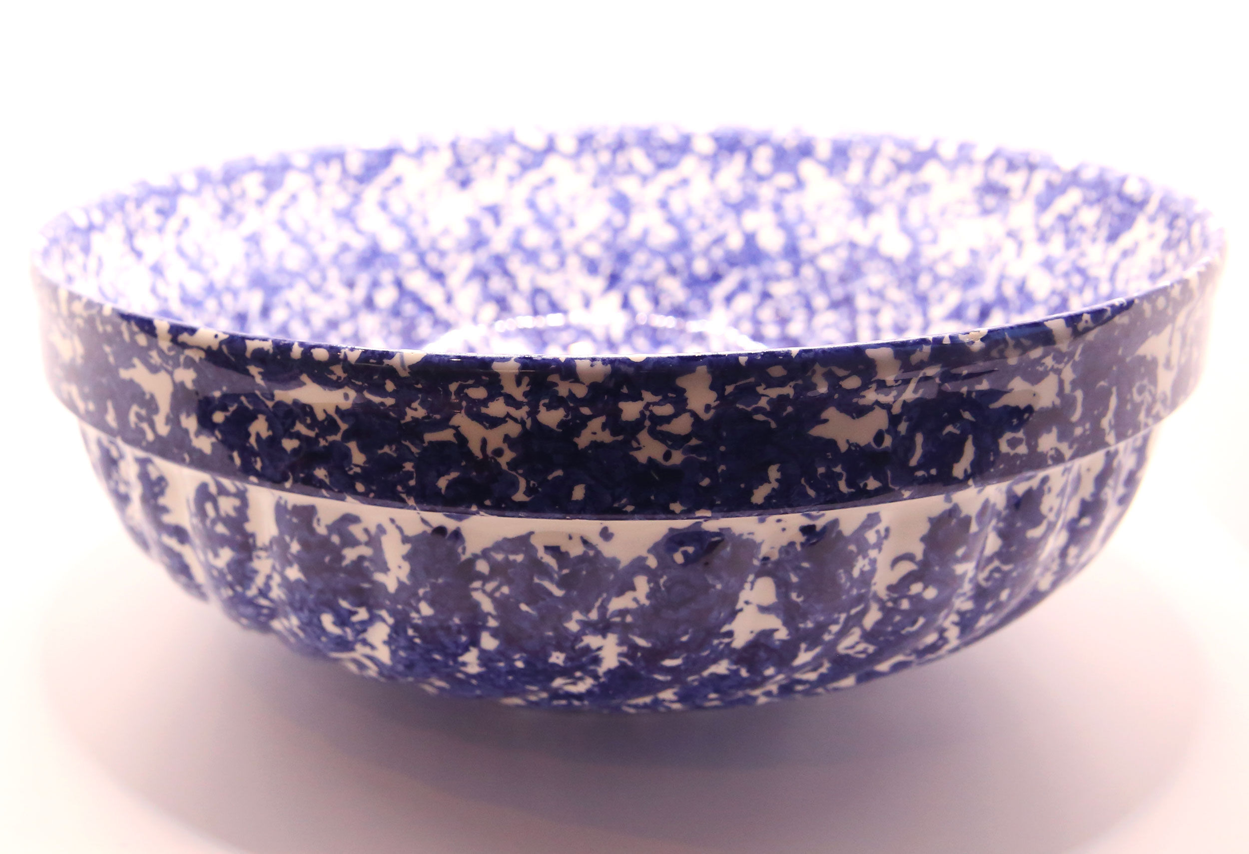 Saladier XL en faïence moucheté bleu marine et blanc