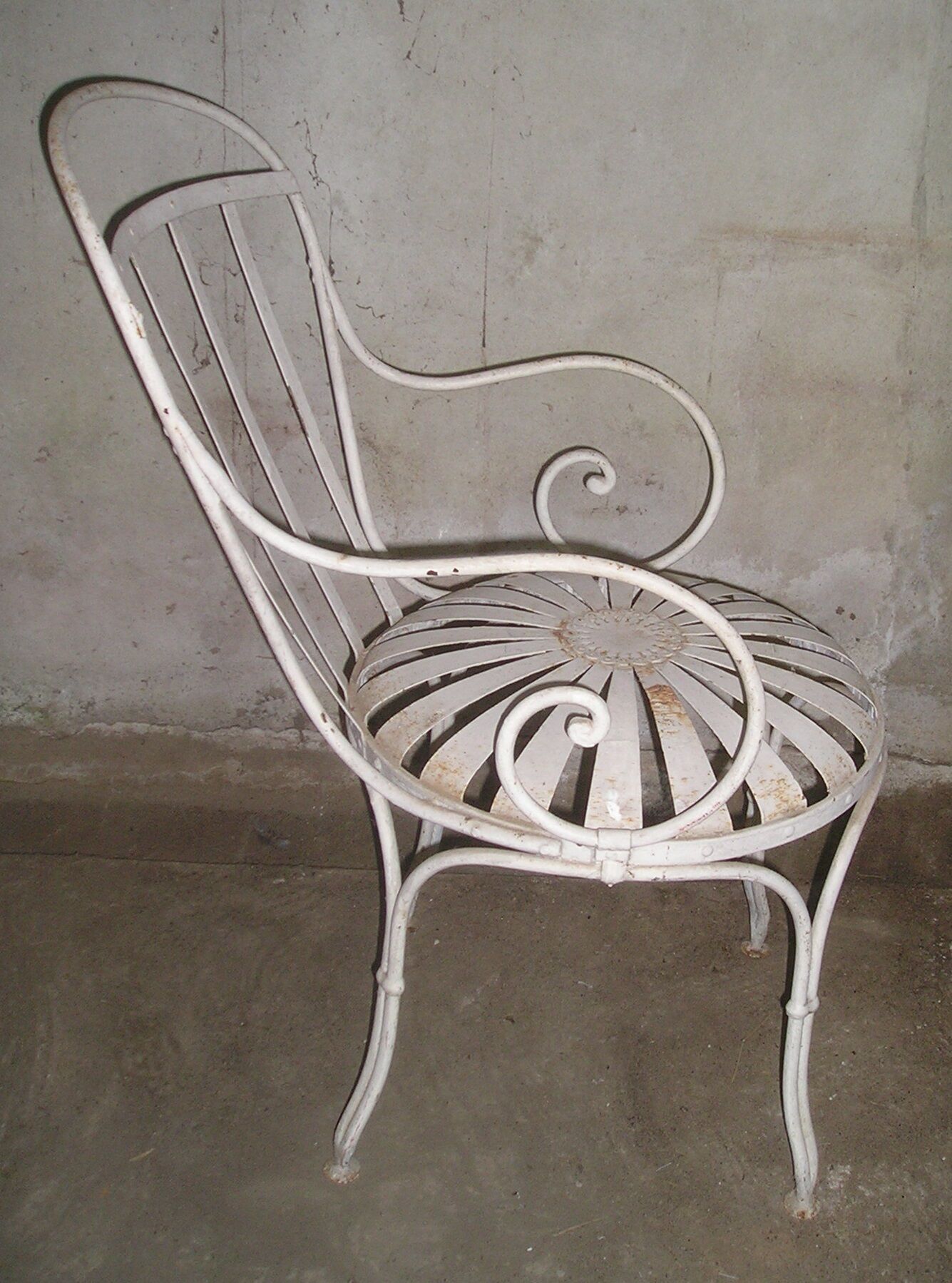 Wrought iron garden armchair with riveted flexible blades early XXth