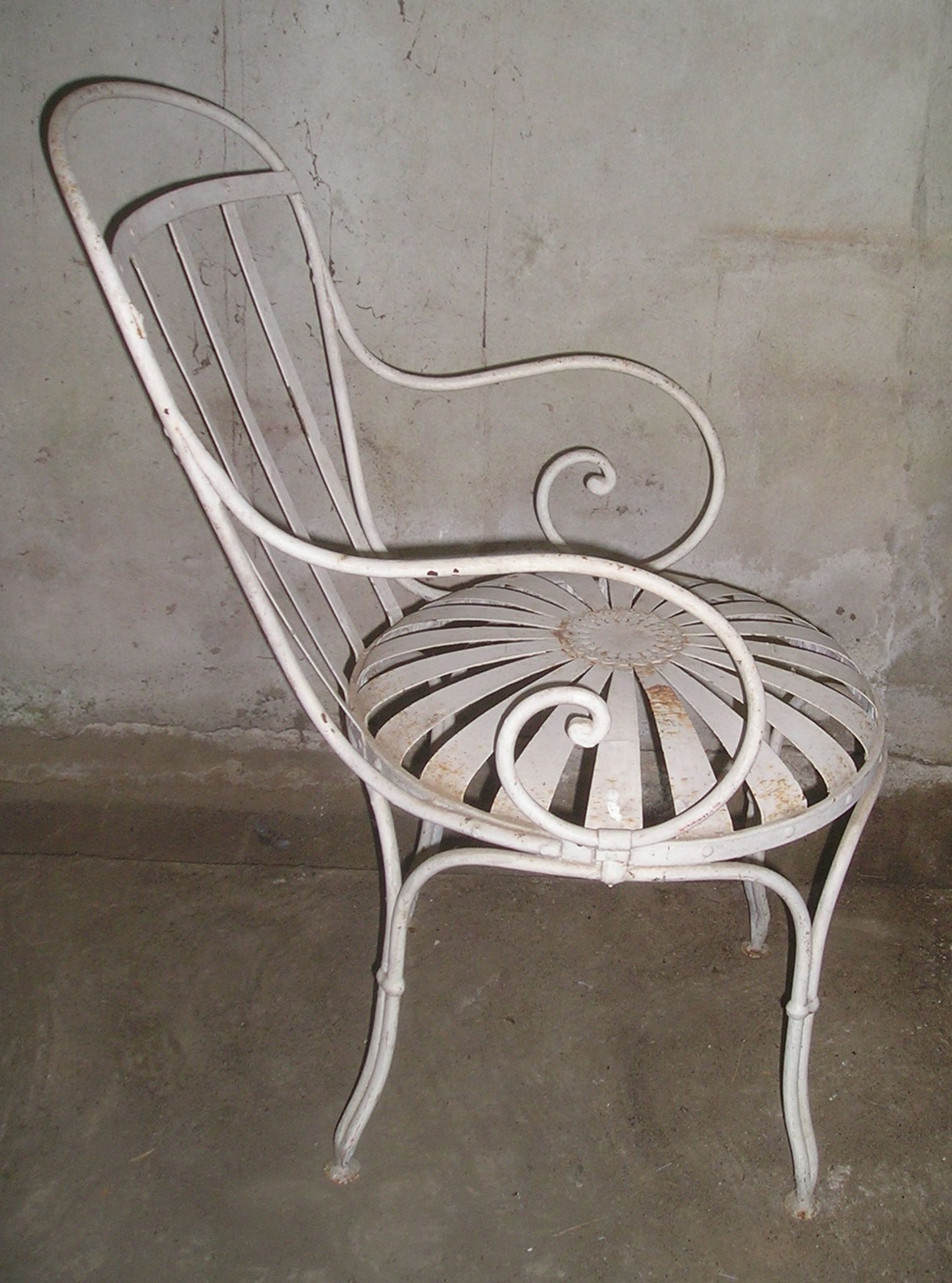Fauteuil de jardin fer forgé à lames flexibles rivetées début XXè