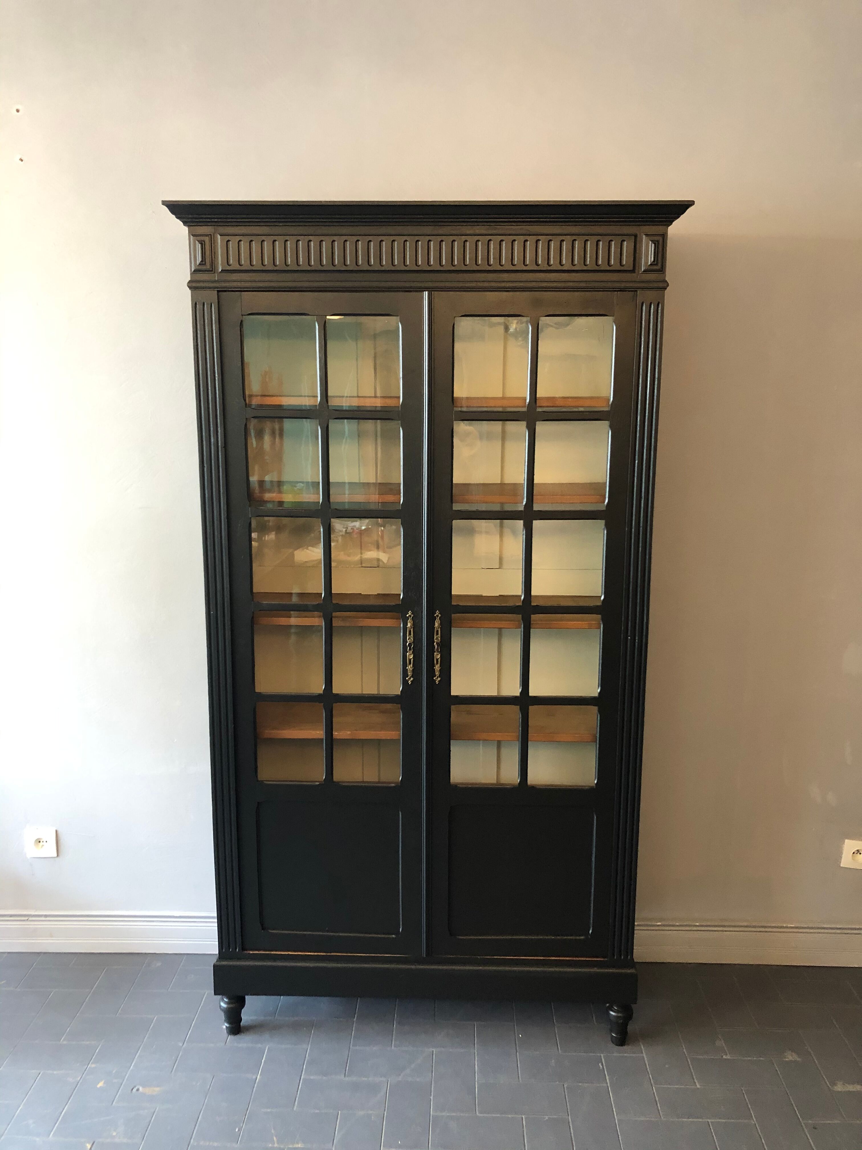 Armoire vitrée ancienne, début XXème