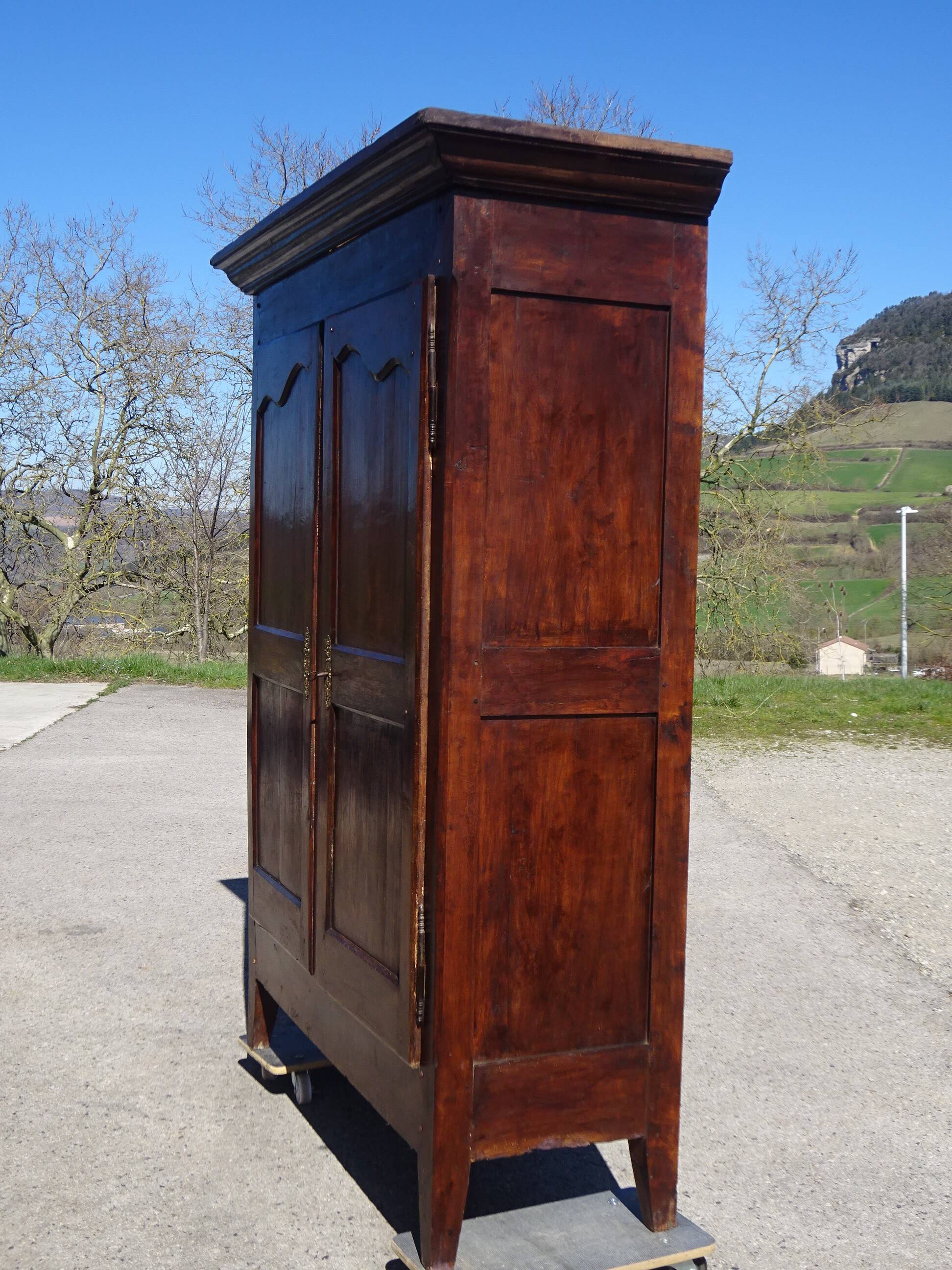 Armoire Louis Philippe en noyer massif