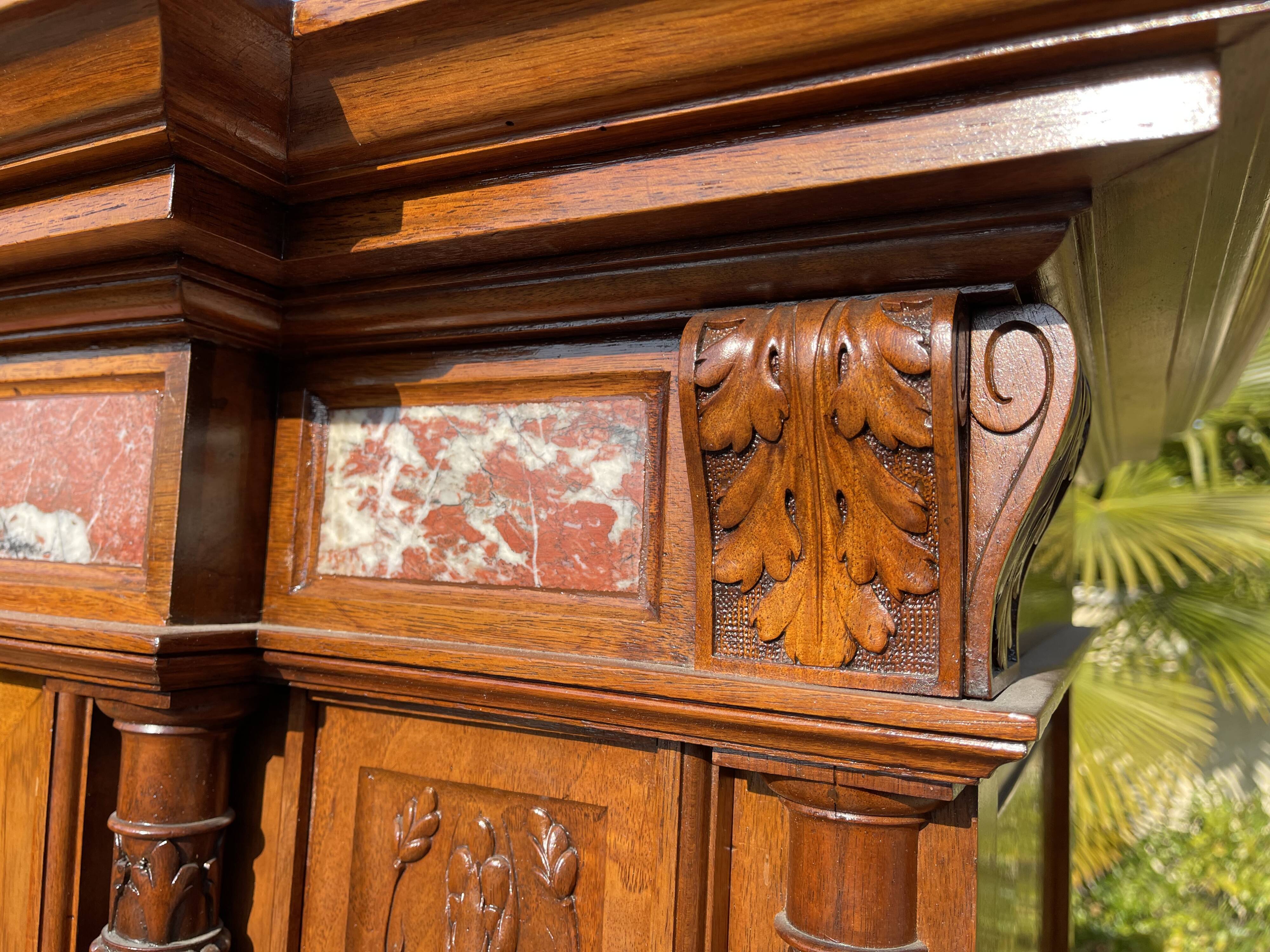 Cabinet en noyer avec incrustations de marbre style renaissance