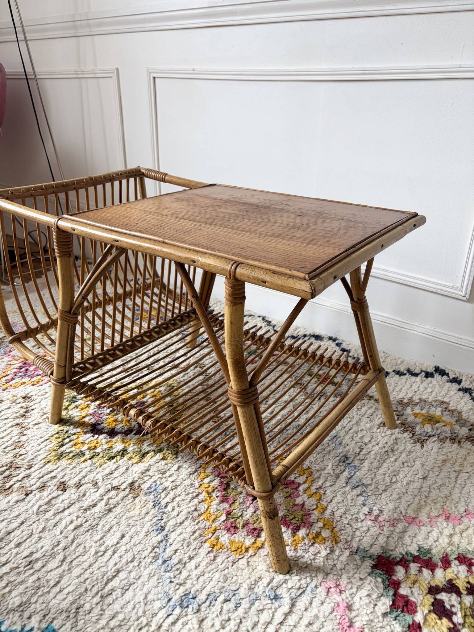 Table basse porte revues en rotin vintage