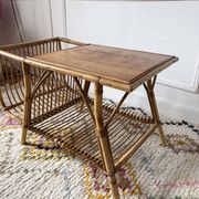 Table basse porte revues en rotin vintage