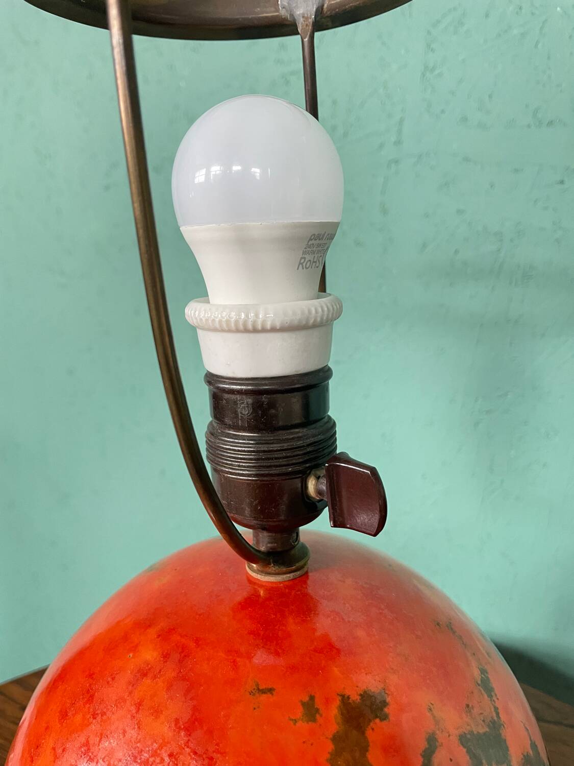 Lampe en céramique HAK Herman Kähler Art Déco, vers 1930, globe orange avec détails en laiton.
