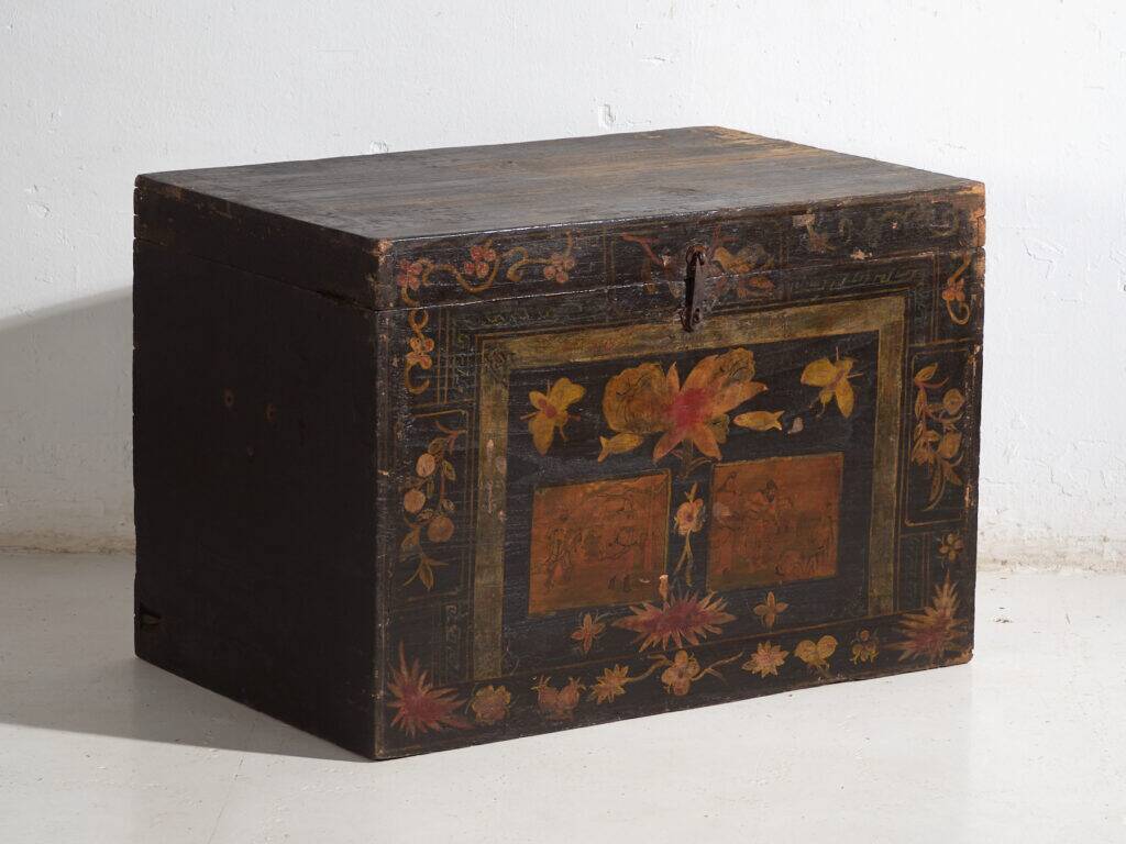 Antique painted wooden chest – Polychrome Chinese dowry chest – circa 1880–1920